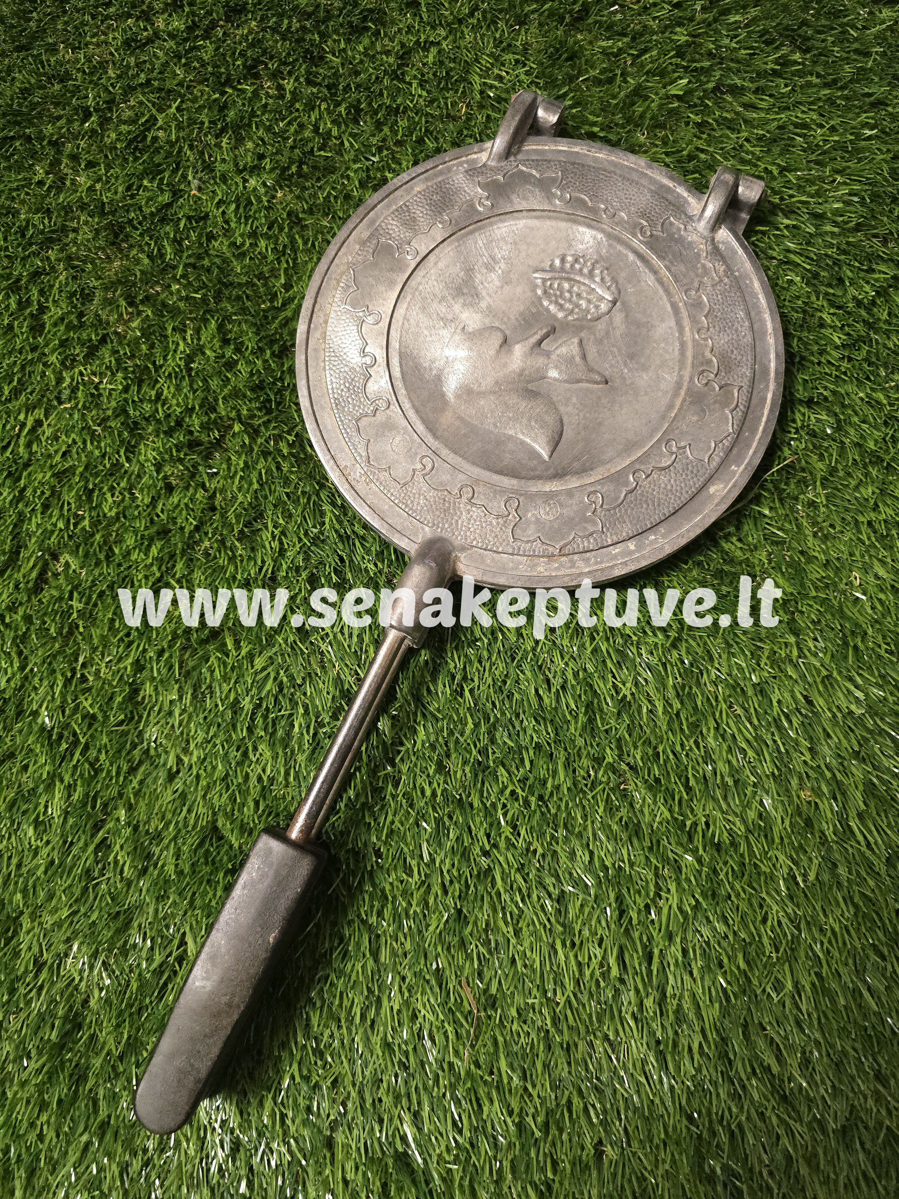 Senovinė asorti (2 voveraitės, 1 kankorėžis, 2 grybukai, 8 riešutėliai) keptuvė