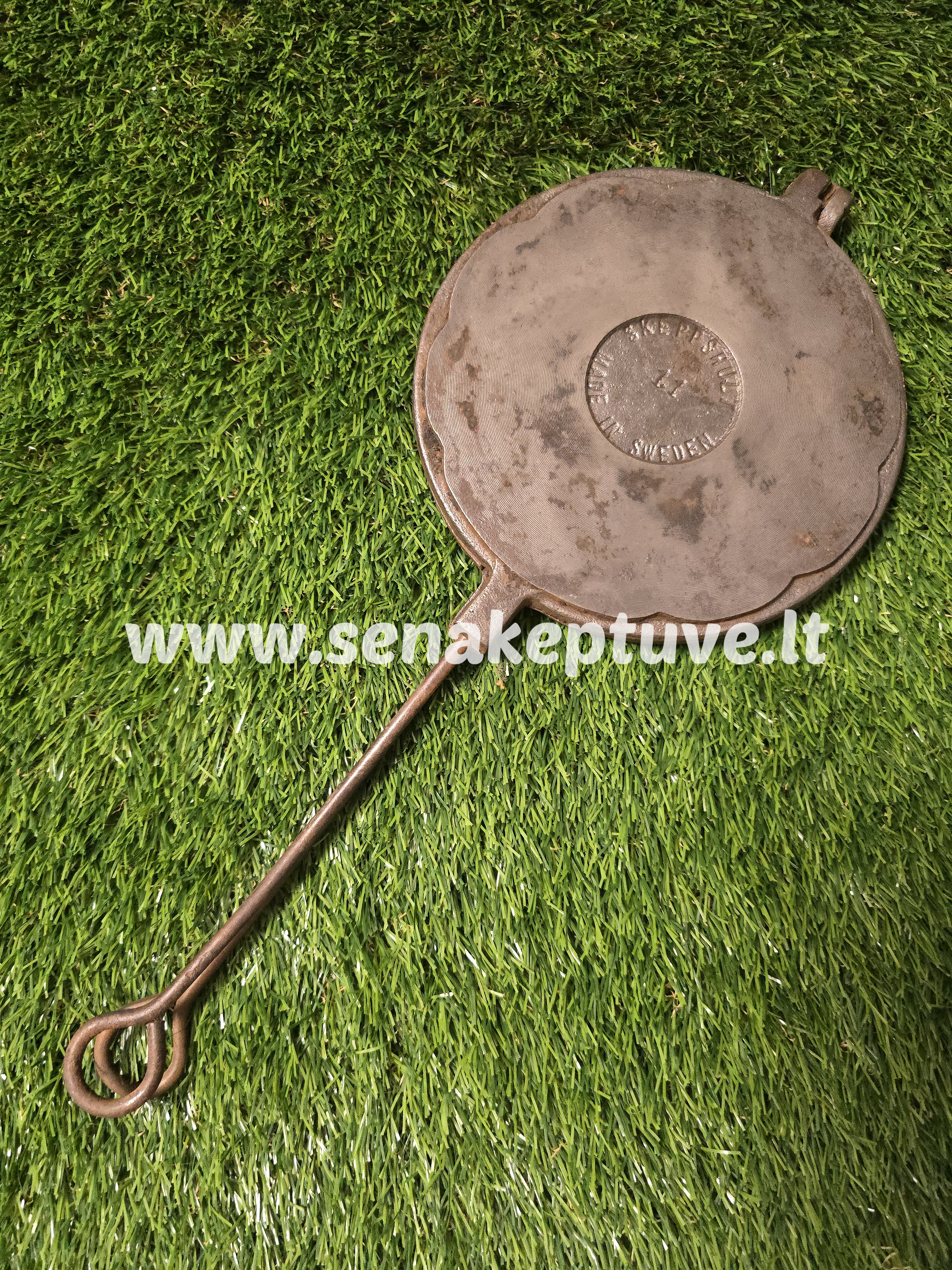 Senovinė ketaus čirvinių blynų keptuvė