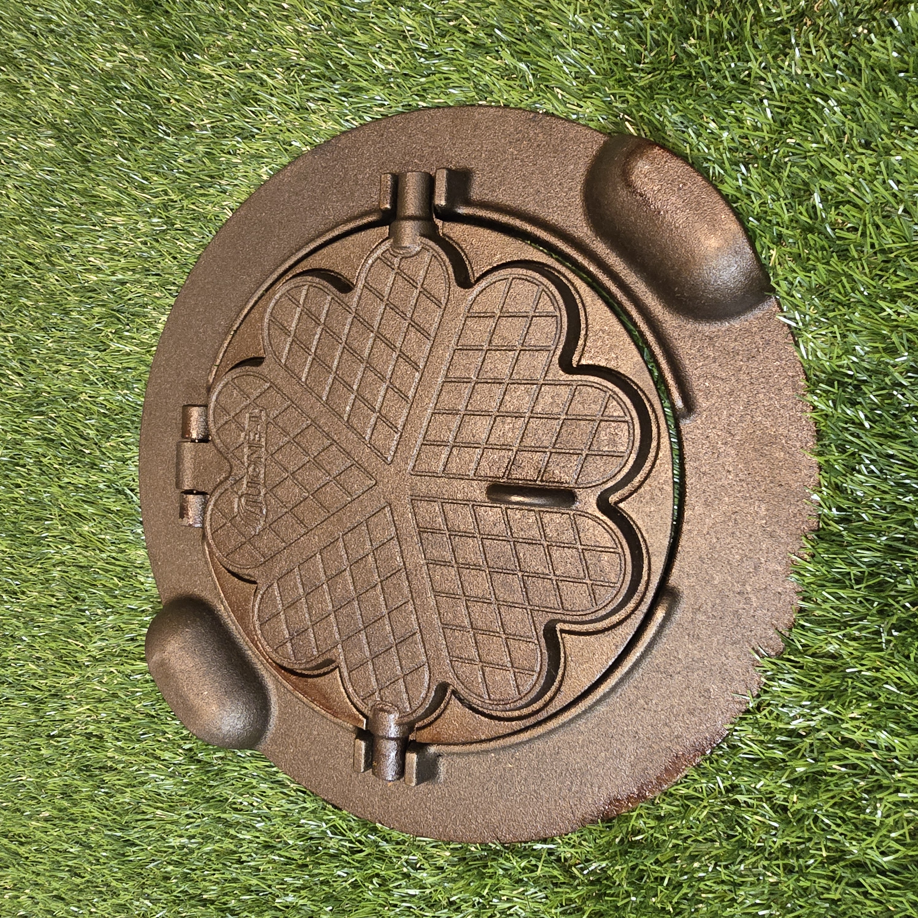 Lietuviška šiuolaikinė vartoma čirvinių blynų keptuvė su rinkėmis