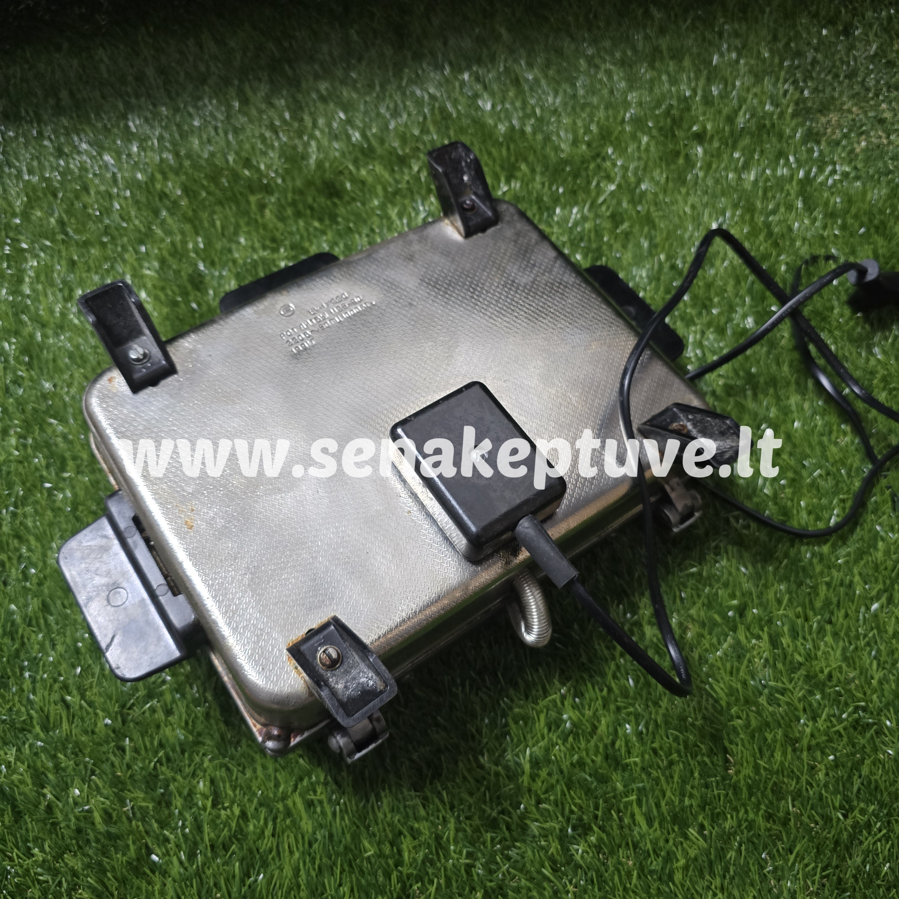 Senovinė elektrinė vaflinė su laidu