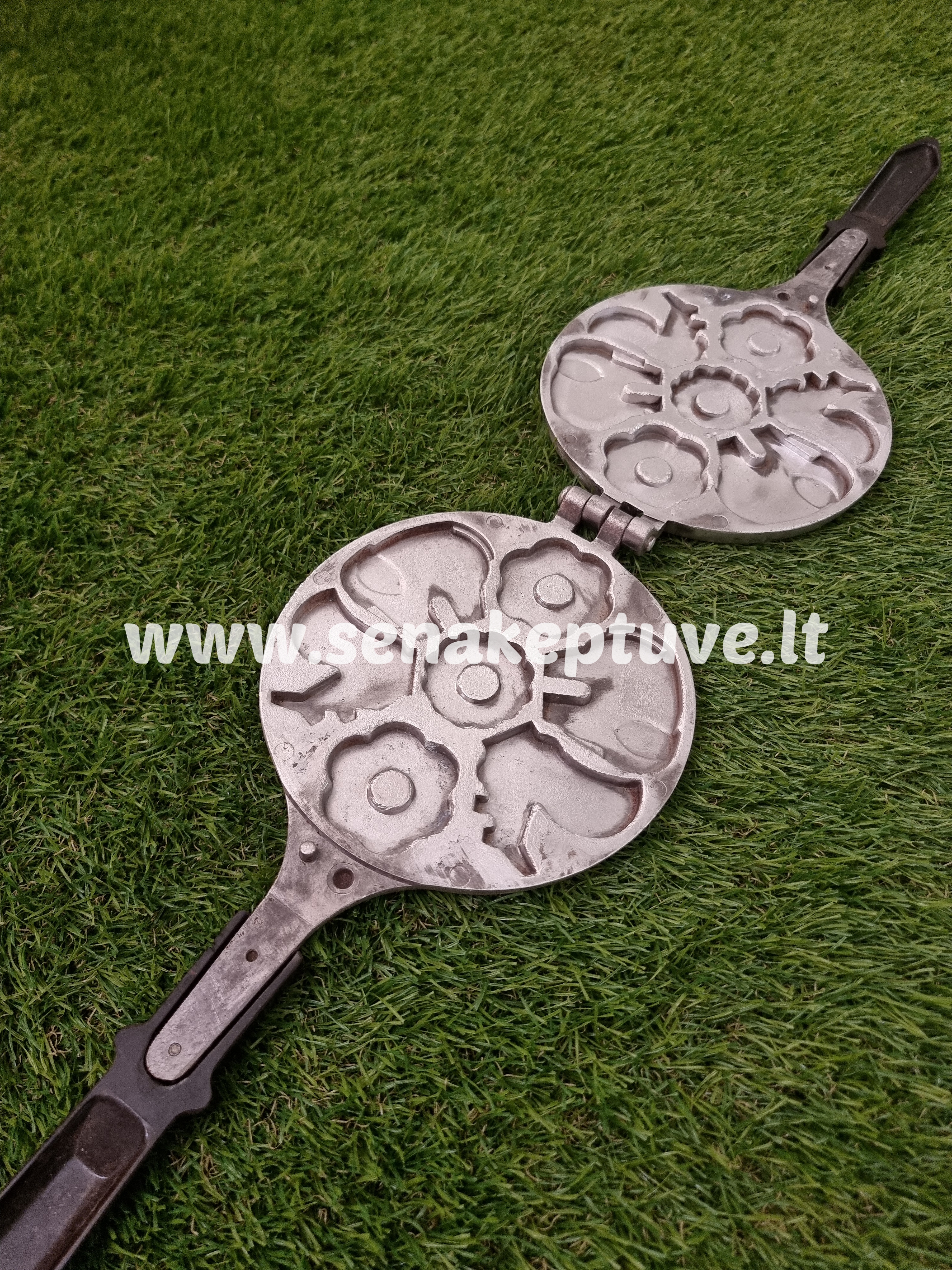 Senovinė asorti (2 drambliukai, 3 gėlytės ir 2 voveraitės) keptuvė