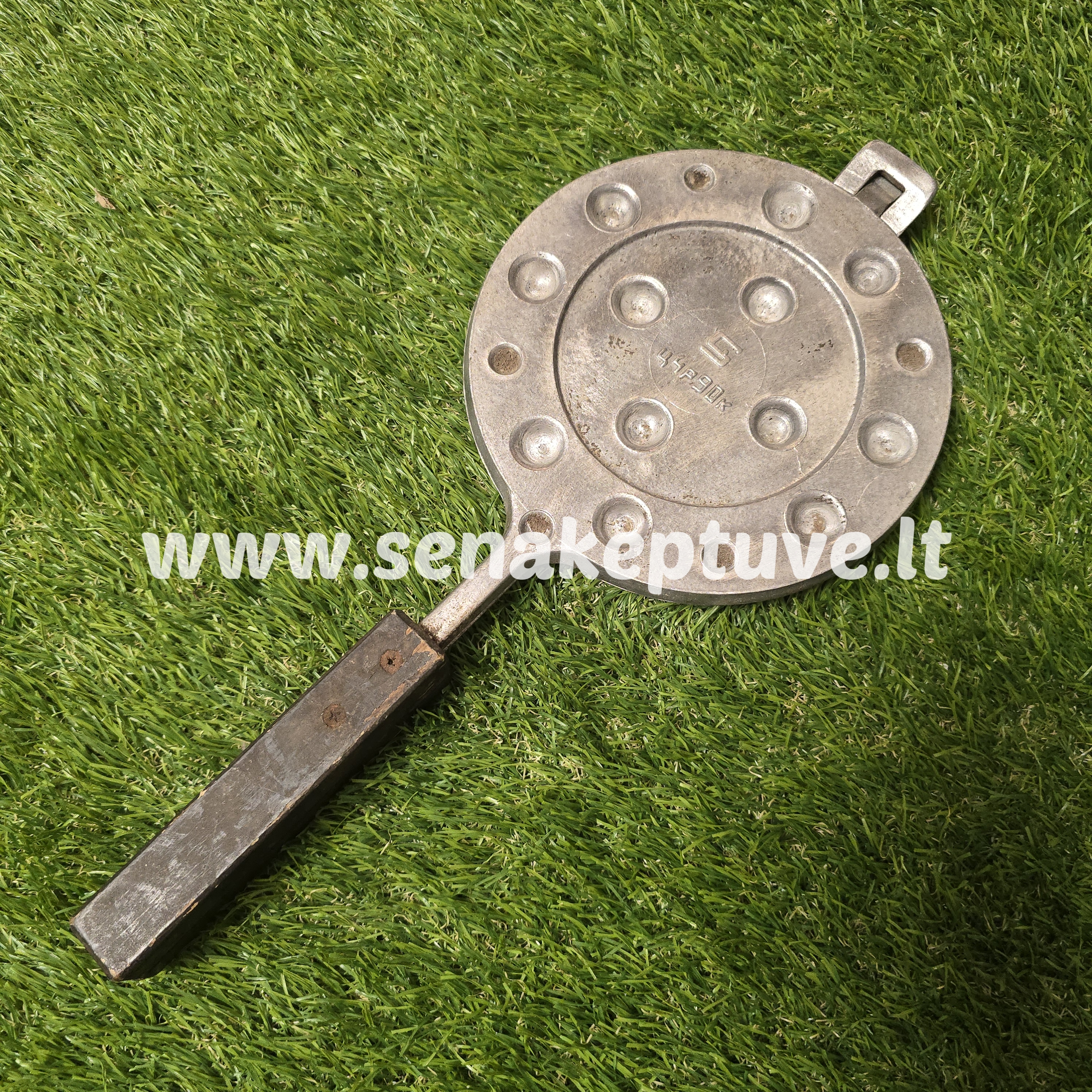 Senovinė asorti (4 grybukai, 4 kankorėžiai, 8 riešutėliai) keptuvė