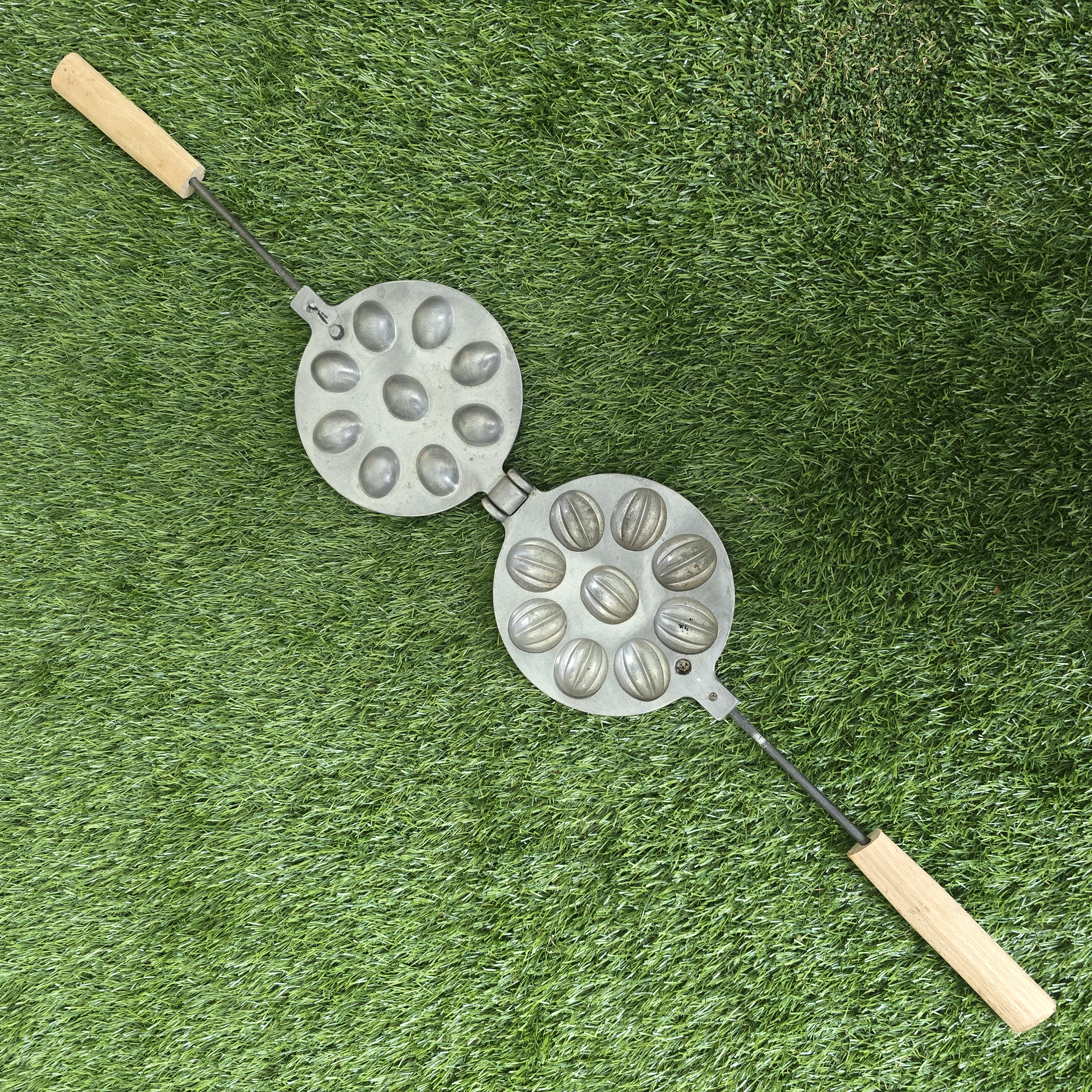 Senovinė riešutėlių keptuvė