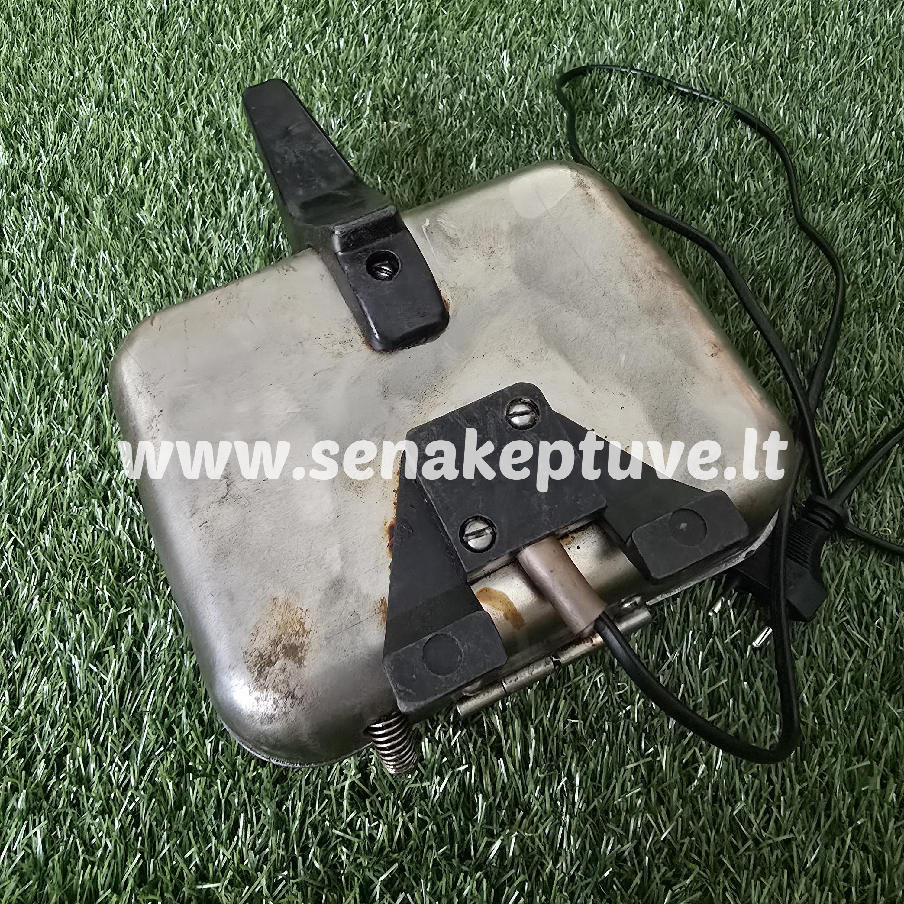 Senovinė elektrinė vaflinė su laidu (kreivas vyris)