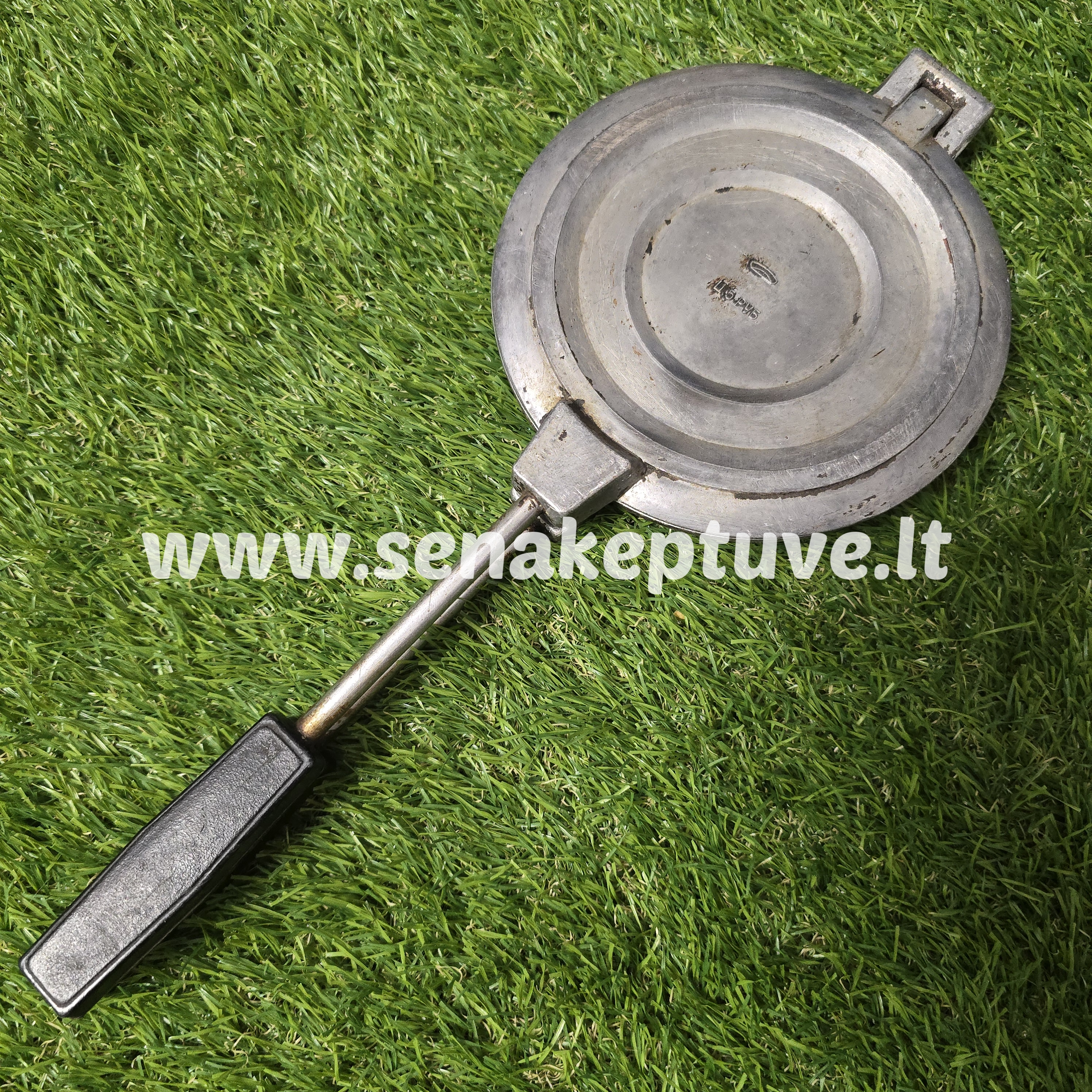 Senovinė asorti (2 voveraitės, 2 grybukai ir 4 kankorėžiai) keptuvė