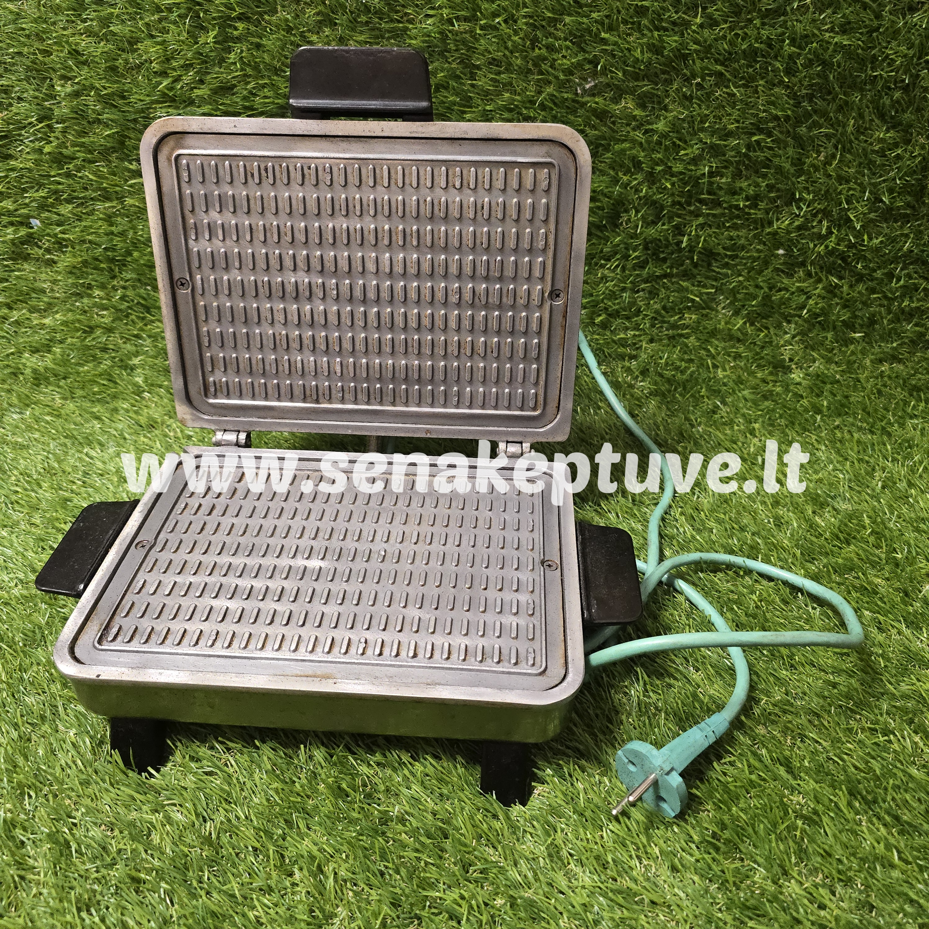 Senovinė elektrinė vaflinė su laidu