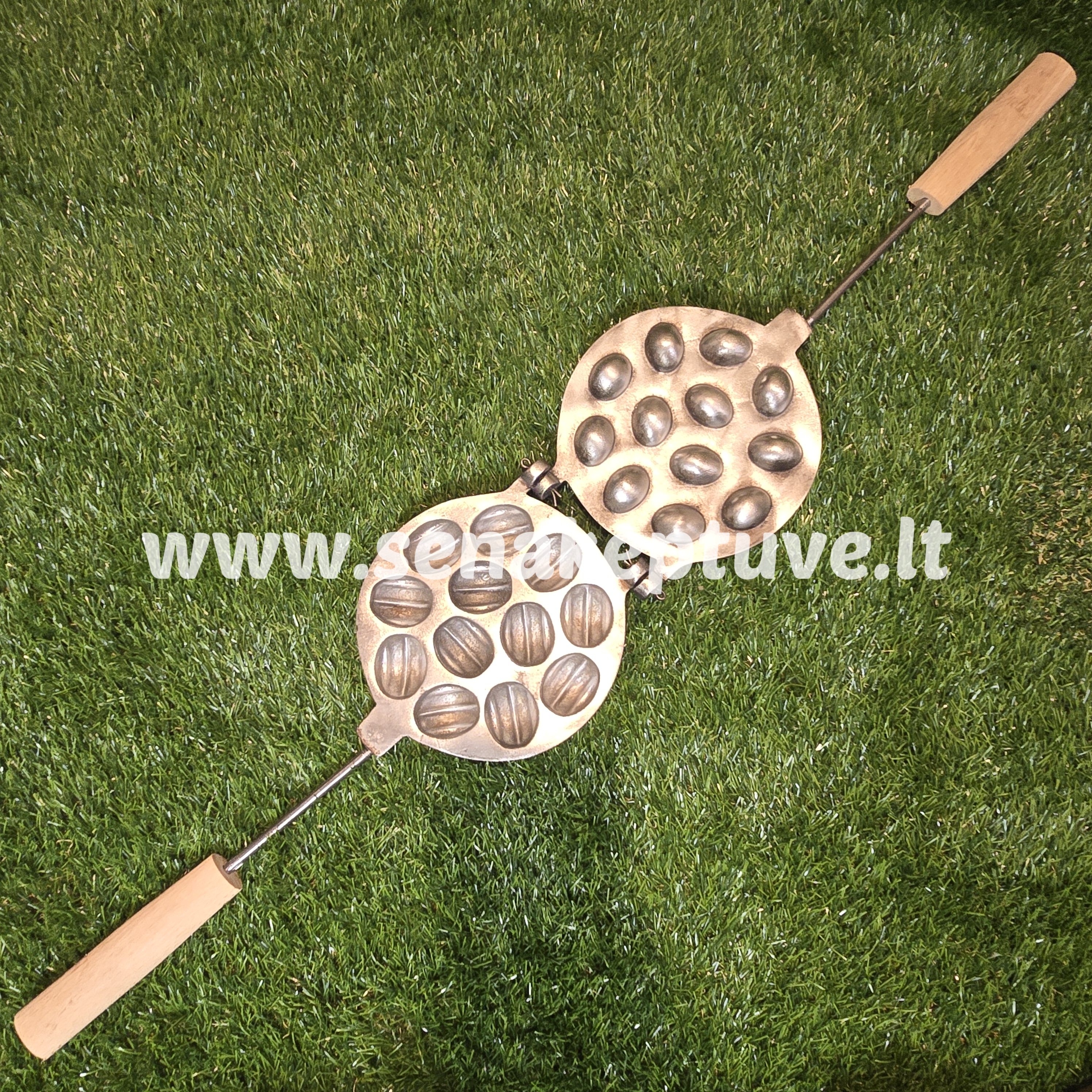 Senovinė riešutėlių keptuvė