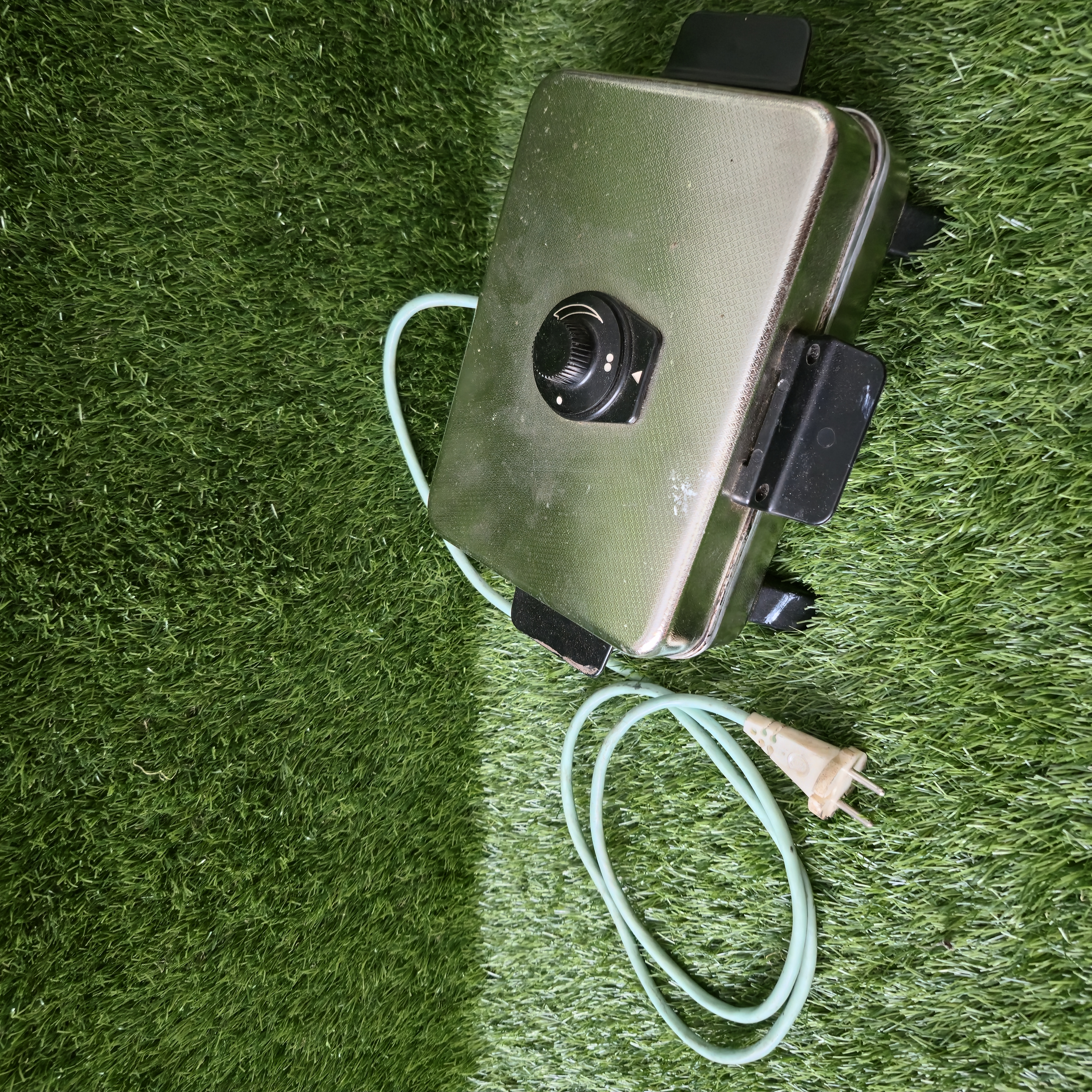 Senovinė elektrinė vaflinė su laidu