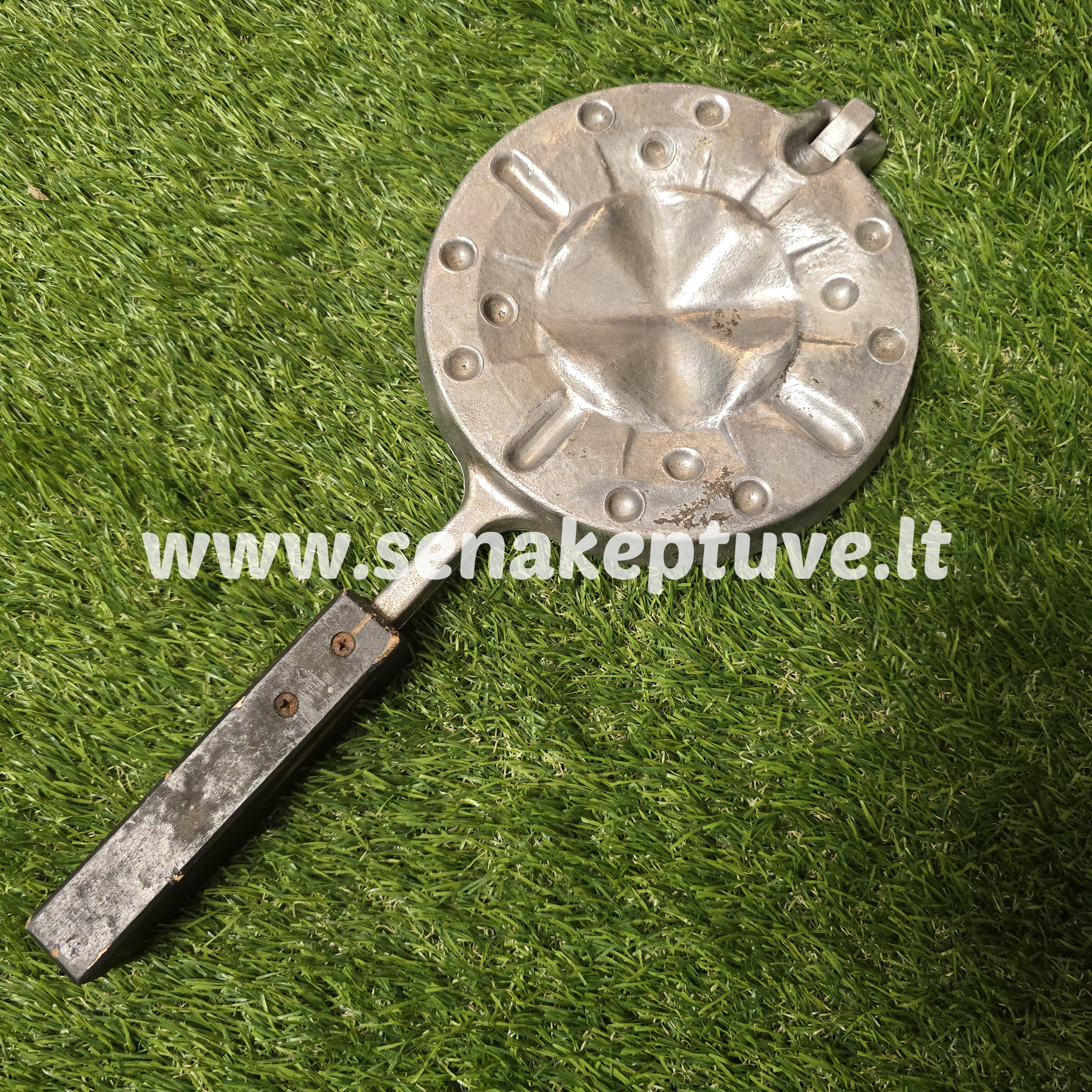 Senovinė asorti (4 grybukai, 4 kankorėžiai, 8 riešutėliai) keptuvė