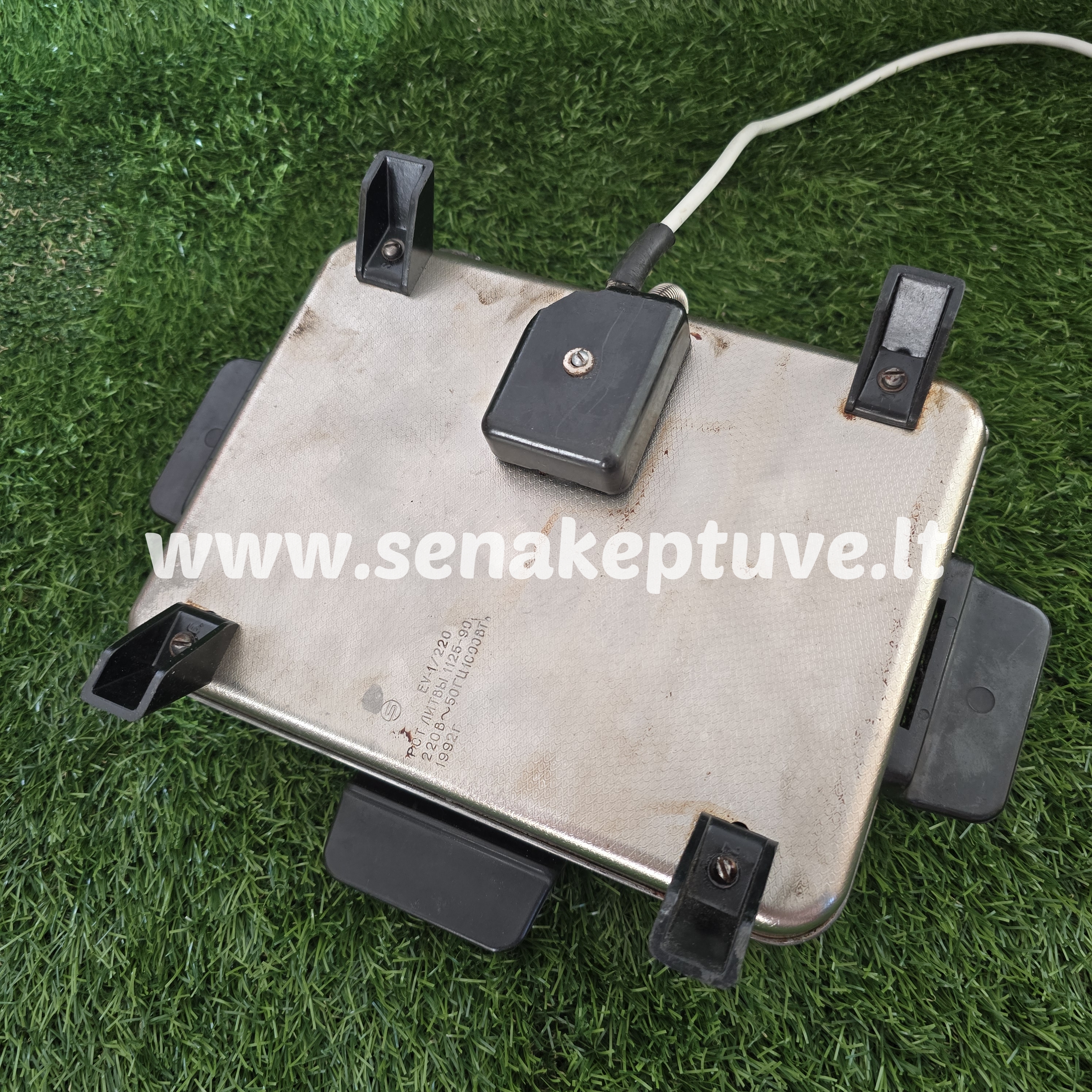 Senovinė elektrinė vaflinė su laidu