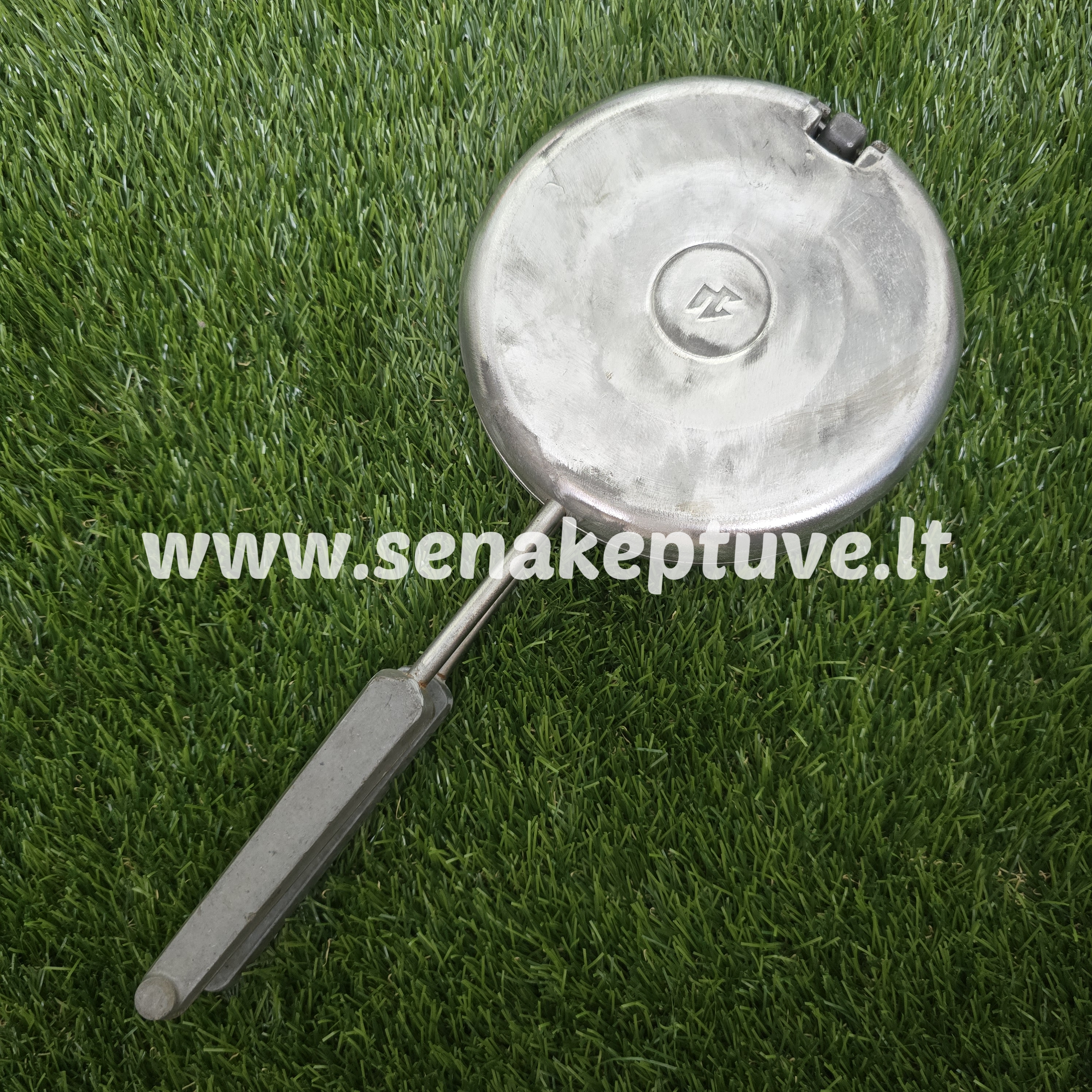 Senovinė asorti (2 kankorėžiai, 4 grybukai, 2 kriaušės, 2 riešutėliai) keptuvė