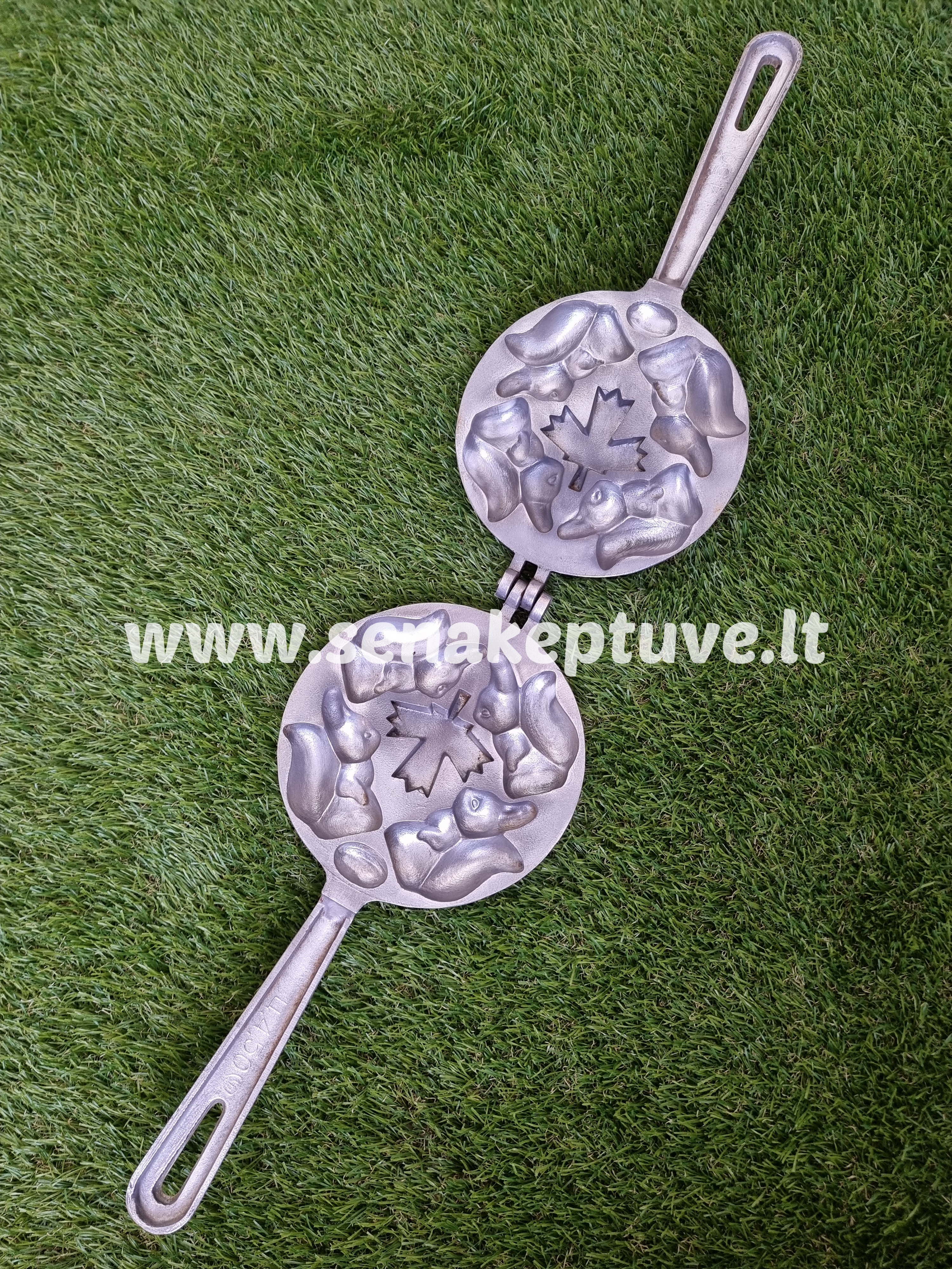 Senovinė asorti (4 voveraitės, riešutėlis ir klevo lapas) keptuvė