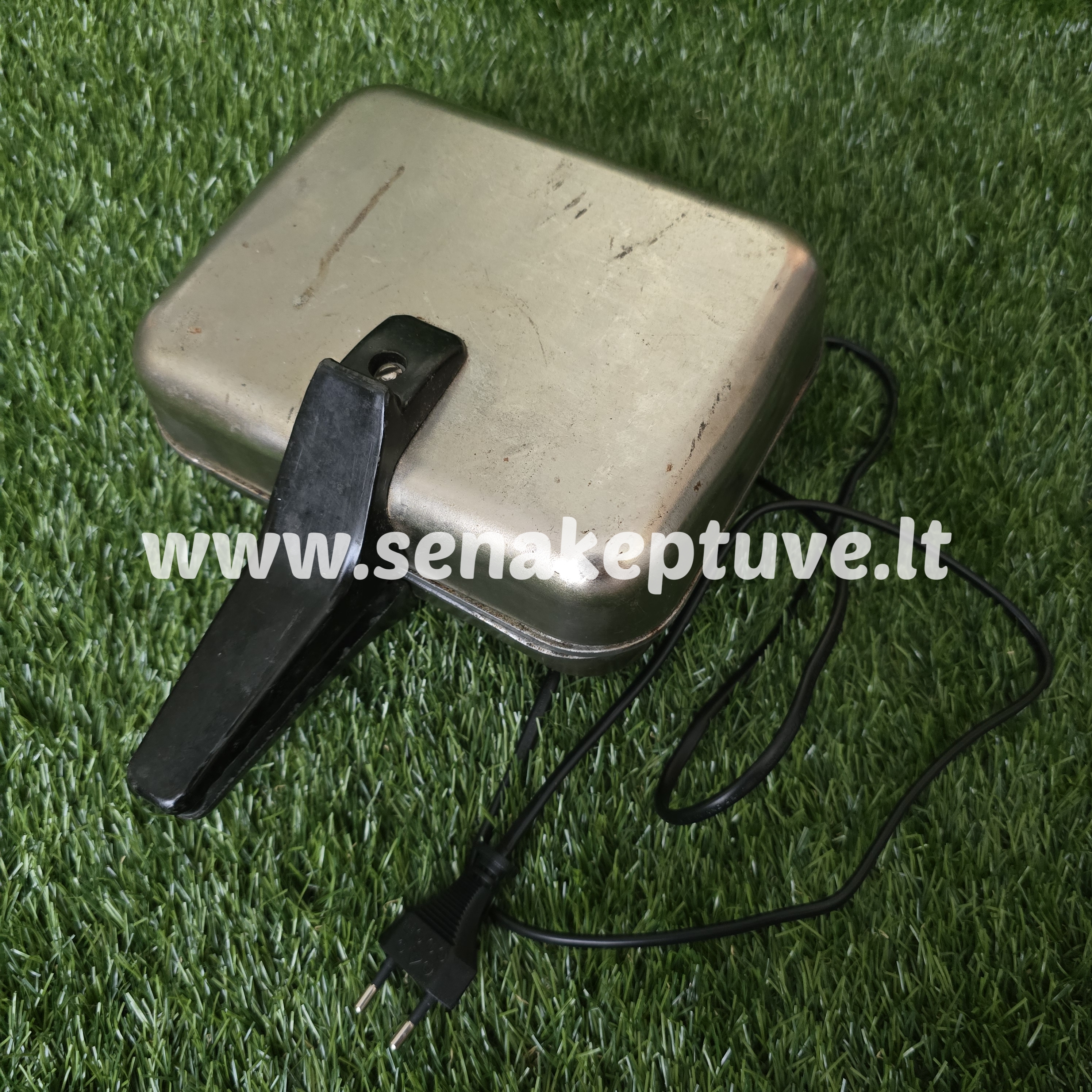 Senovinė elektrinė vaflinė su laidu (kreivas vyris)