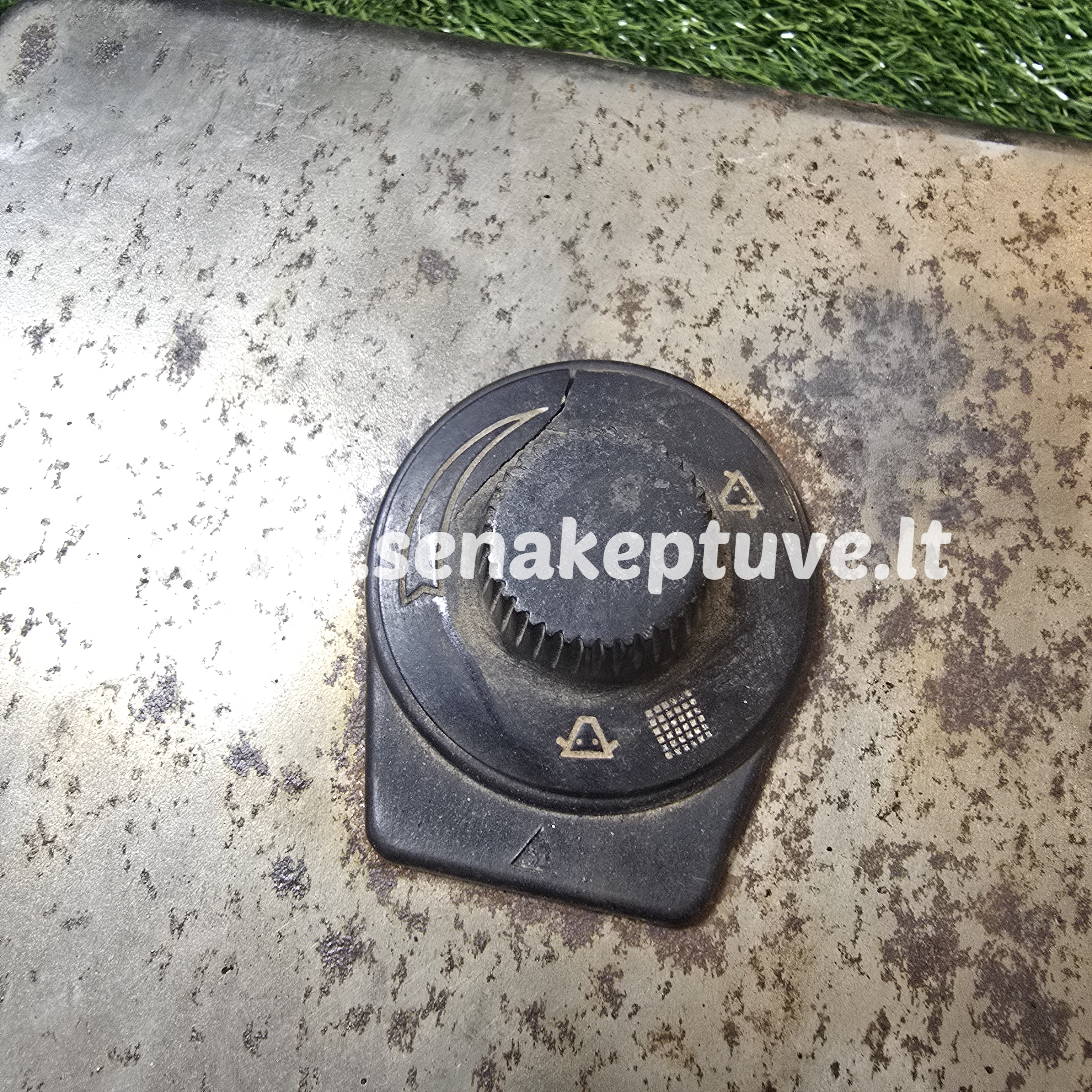 Senovinė elektrinė vaflinė su laidu (įskilęs karščio reguliatorius)