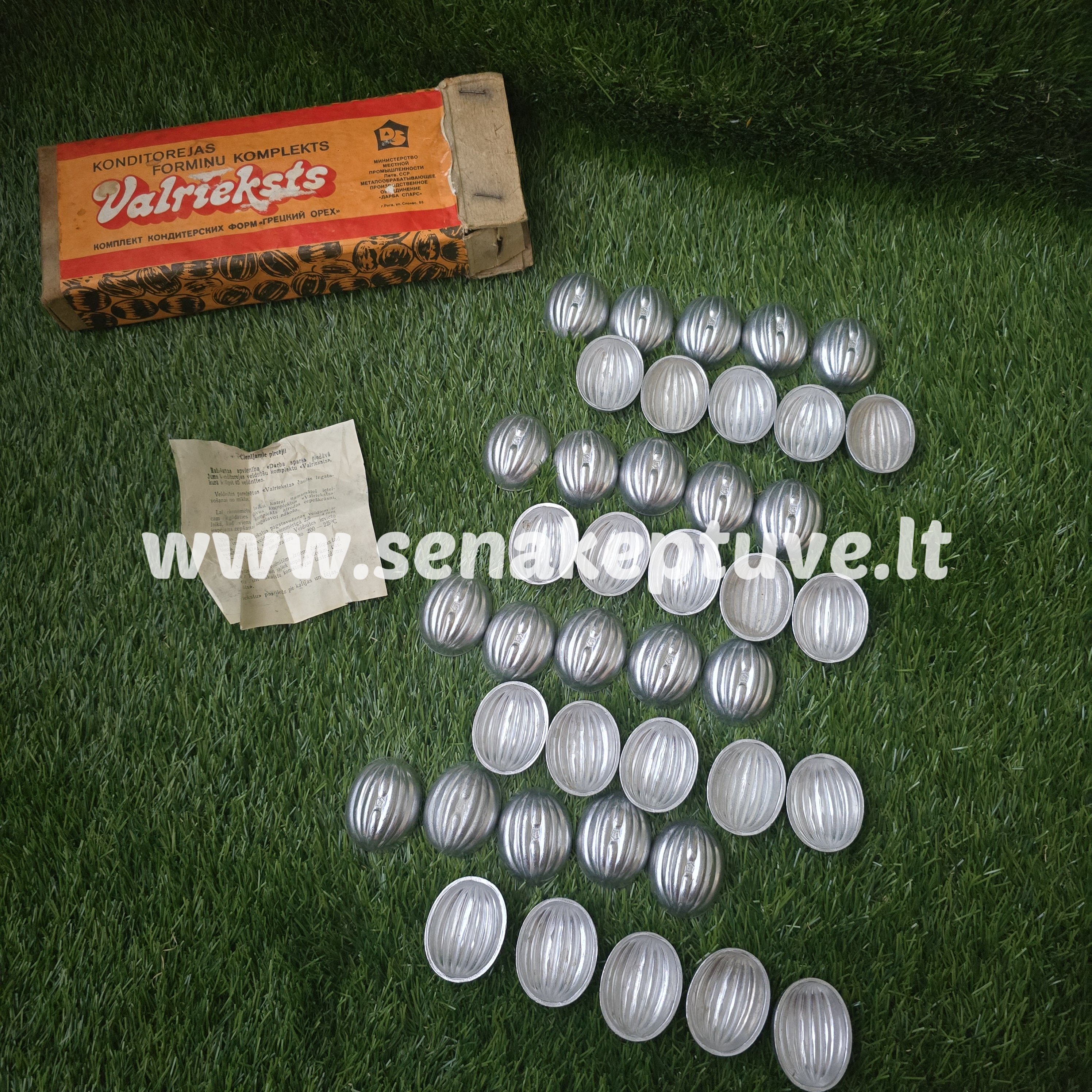 Senovinės riešutėlių formelės su originalia dėžute ir naudojimosi instrukcija