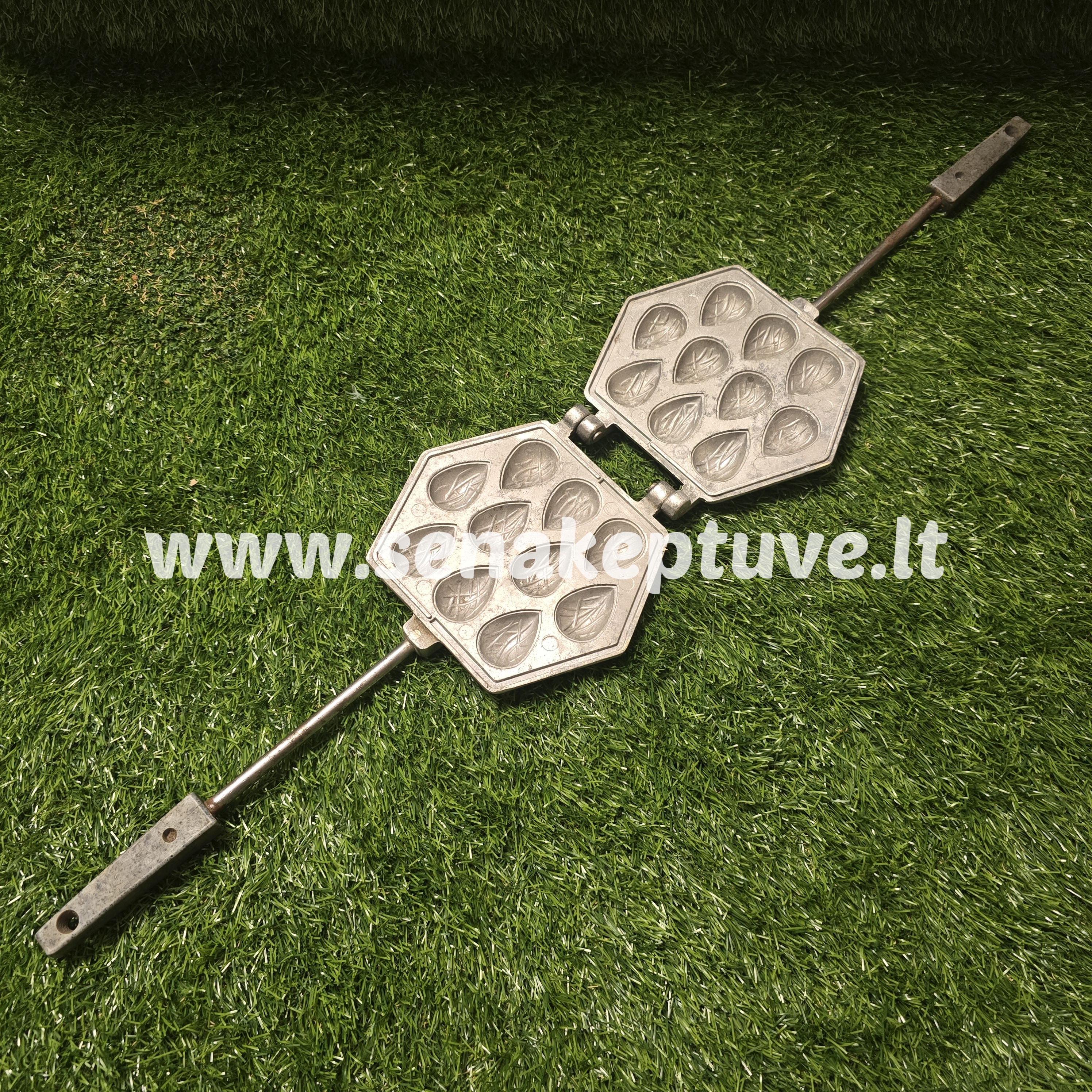 Senovinė braškių keptuvė