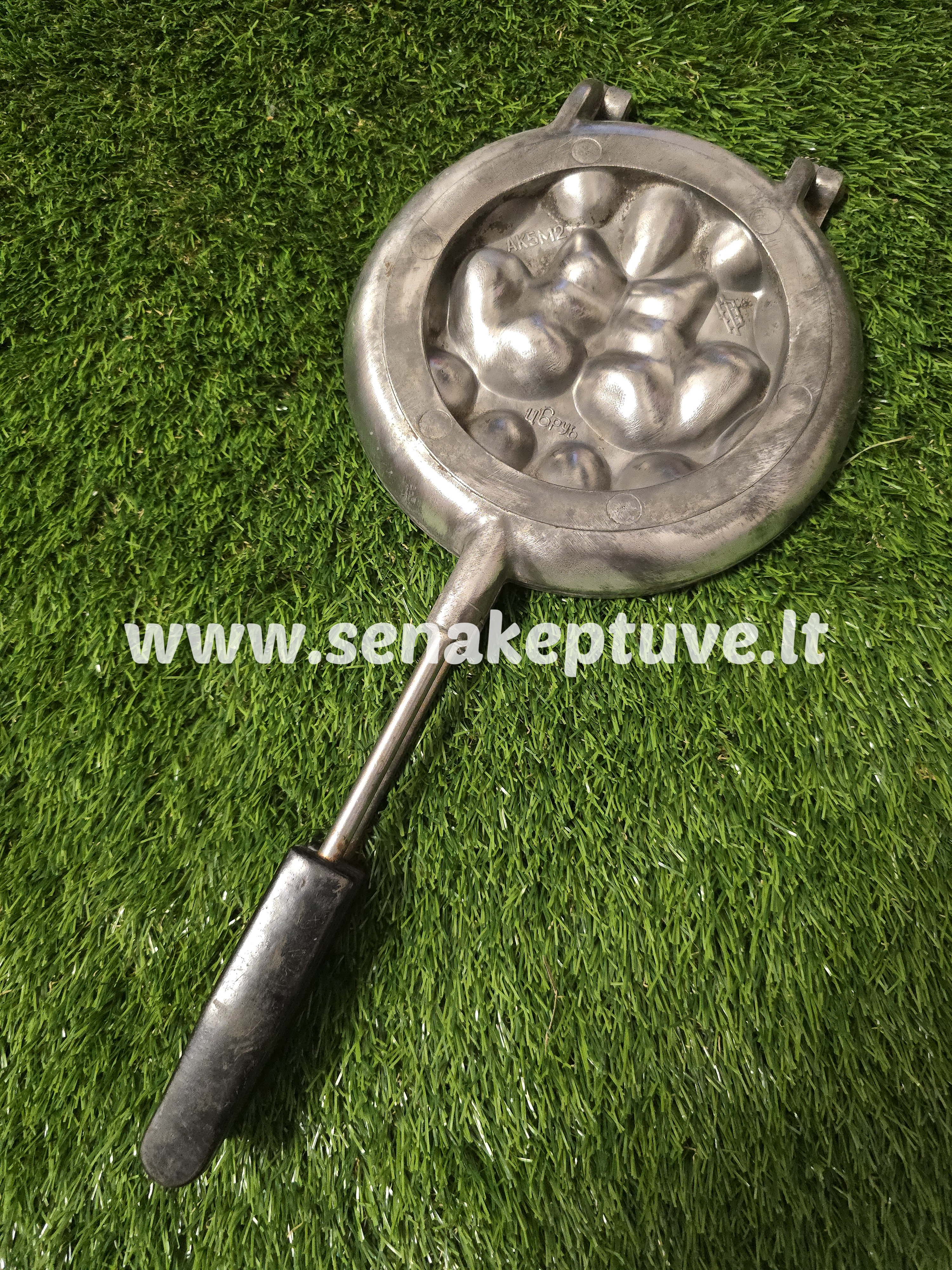 Senovinė asorti (2 voveraitės, 1 kankorėžis, 2 grybukai, 8 riešutėliai) keptuvė