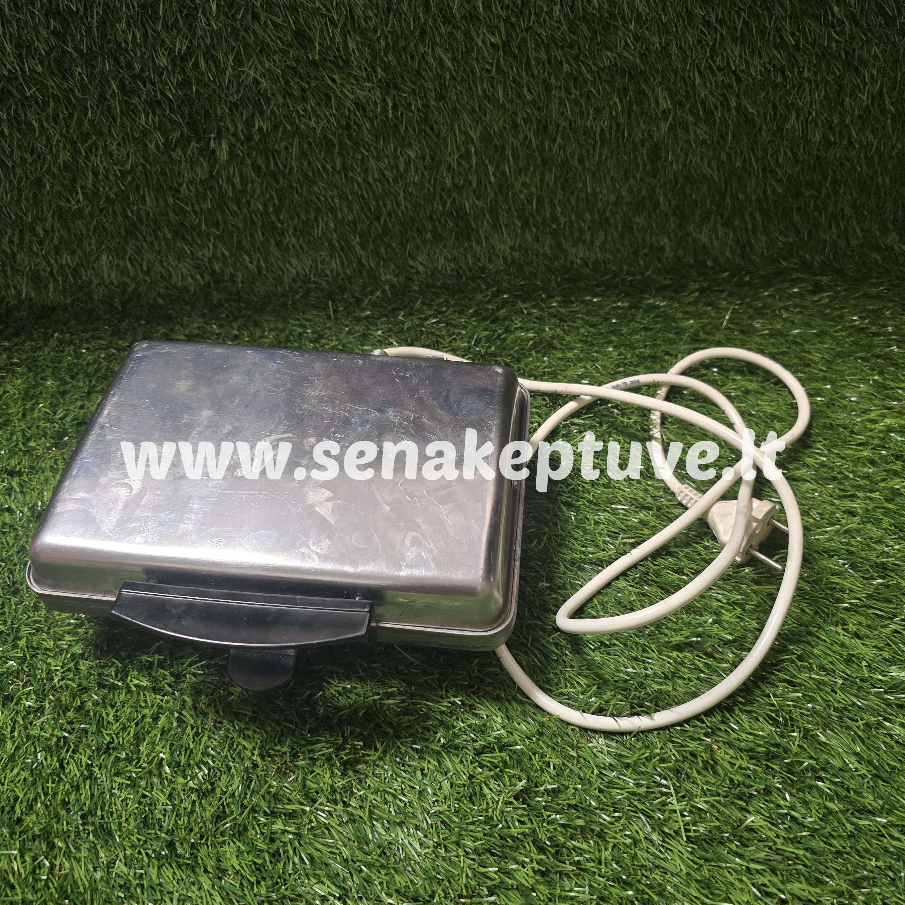 Senovinė elektrinė vaflinė su laidu