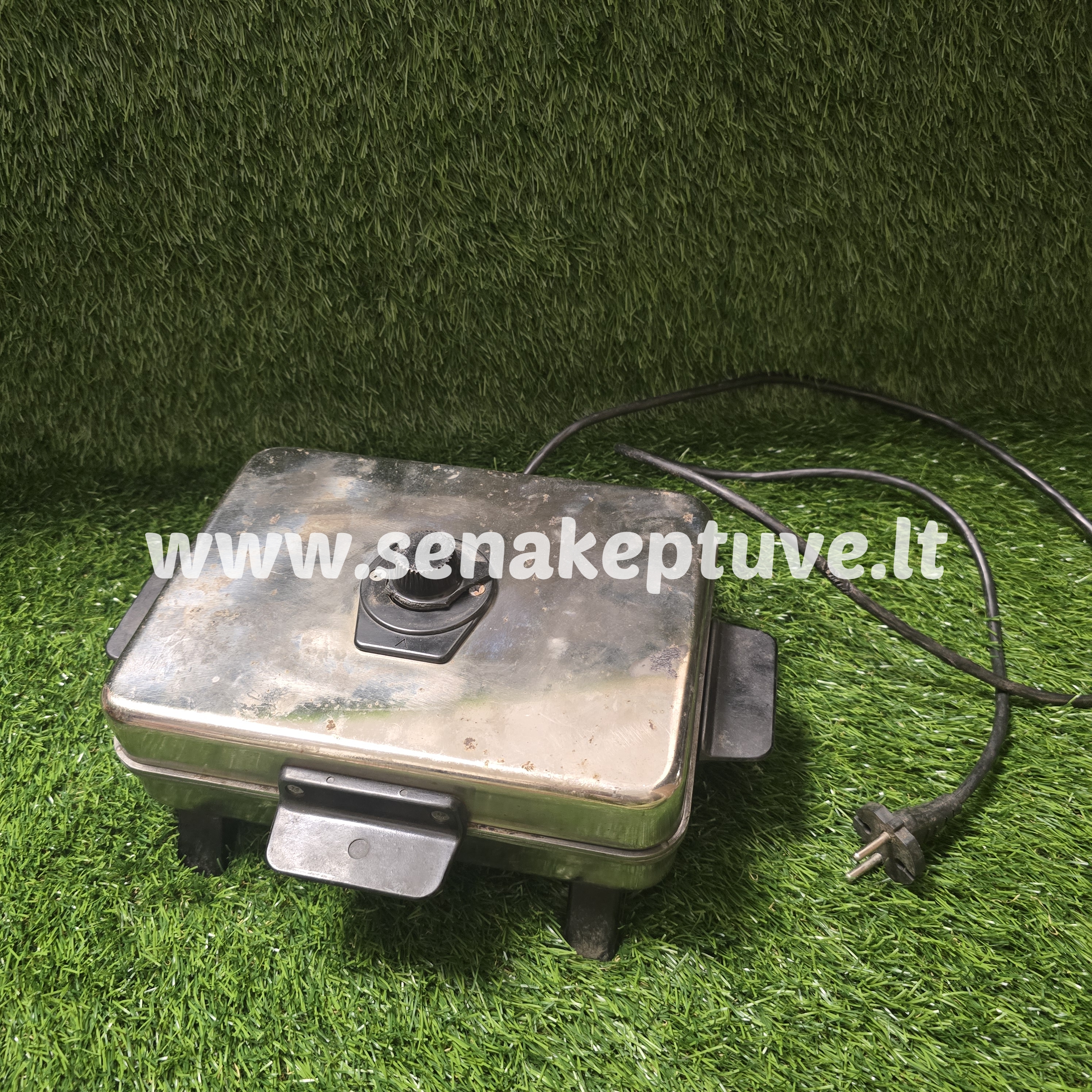 Senovinė elektrinė vaflinė su laidu (nuskilusi karščio reguliatoriaus dalis)