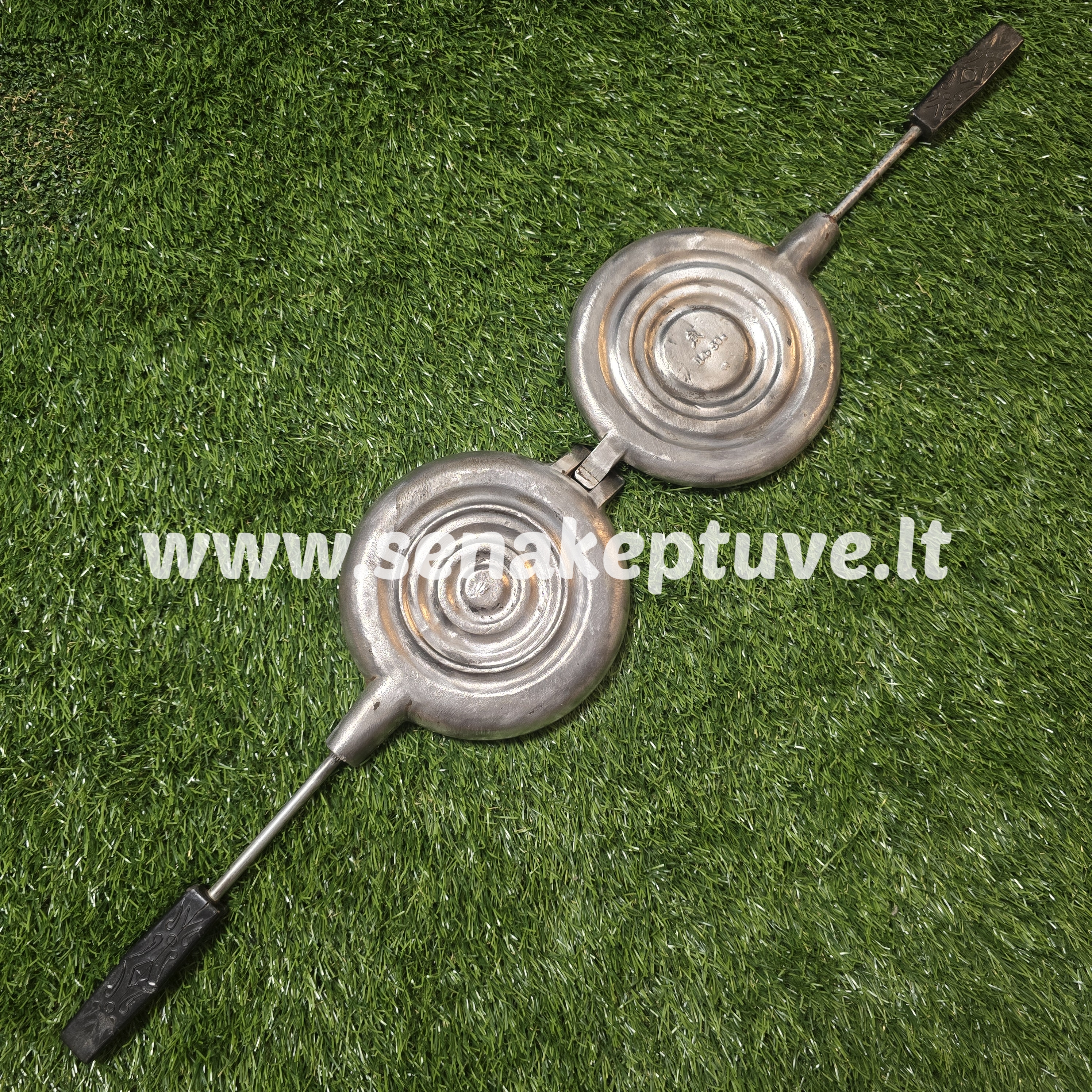 Senovinė riešutėlių keptuvė