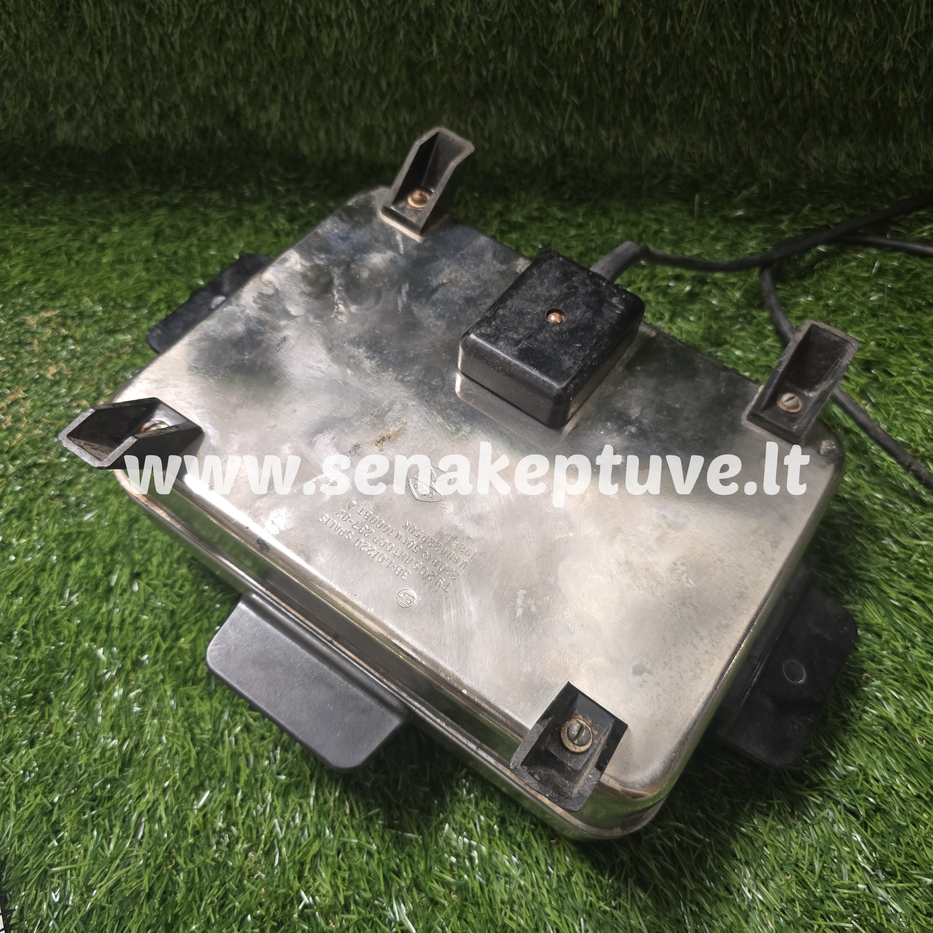 Senovinė elektrinė vaflinė su laidu (nuskilusi karščio reguliatoriaus dalis)