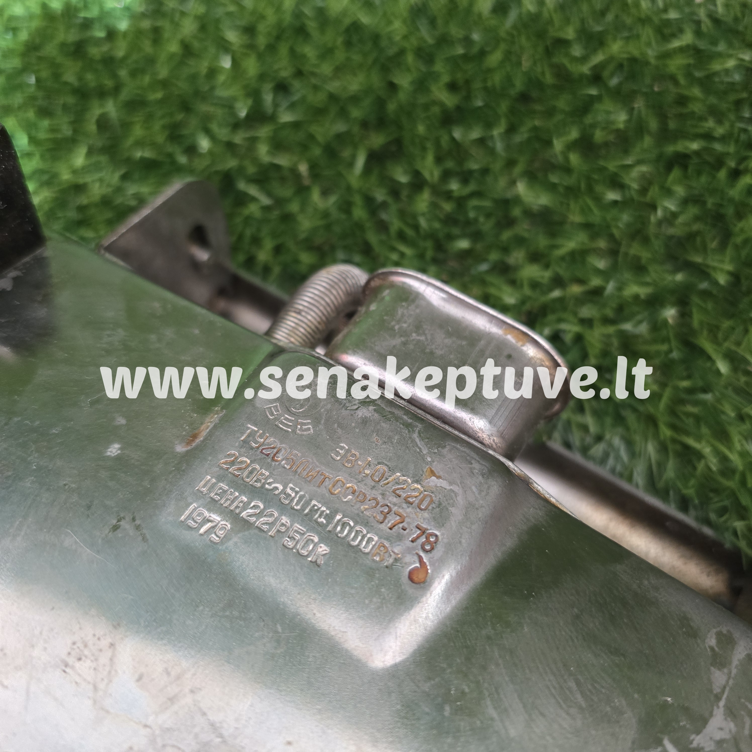 Senovinė elektrinė vaflinė su laidu (šiek tiek klibančios kojytės)