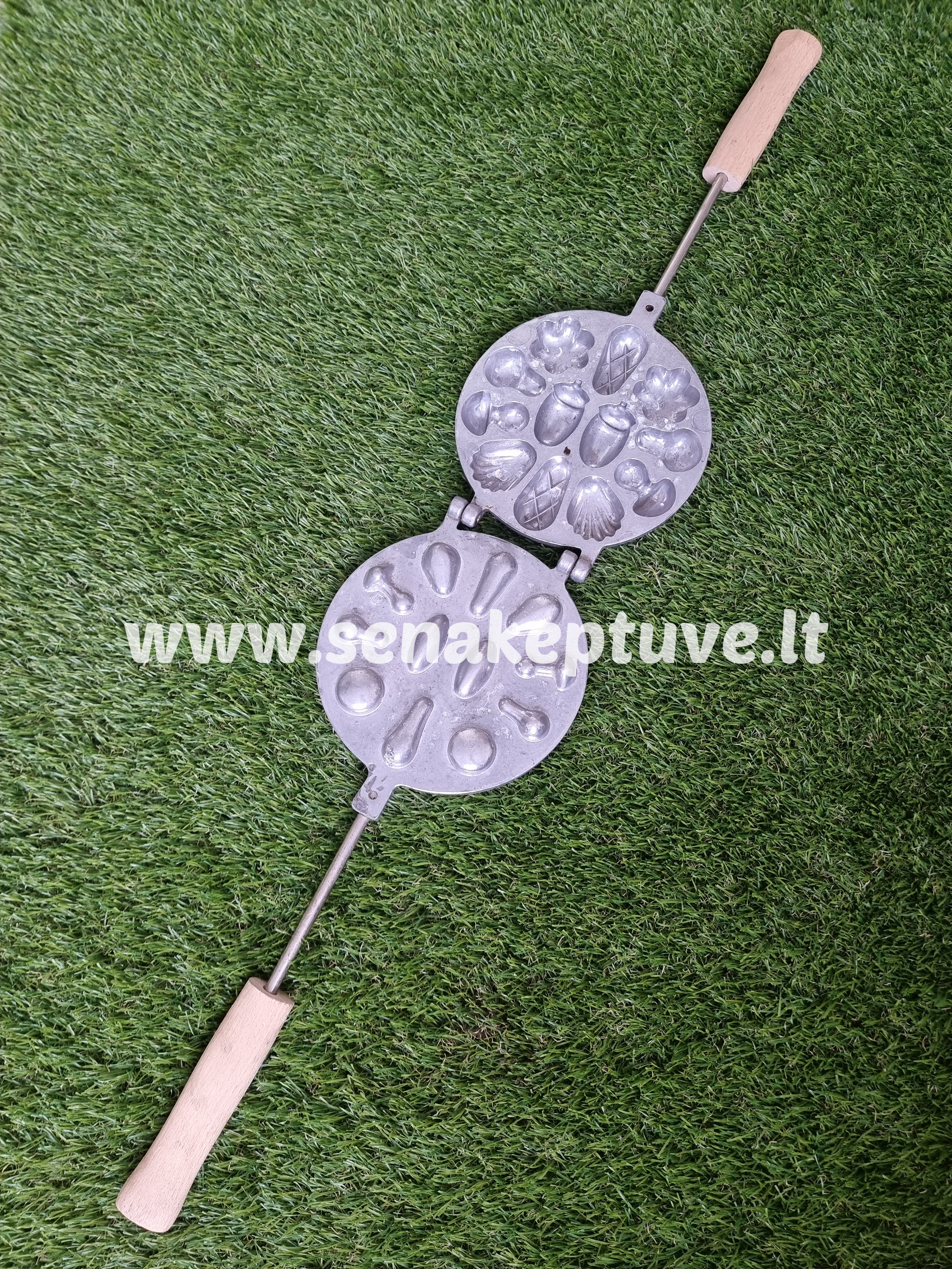 Senovinė asorti (2 gilės, 2 grybukai, 2 kriaušės, 2 kriauklytės, 2 gėlytės ir 2 kankorėžiai) keptuvė