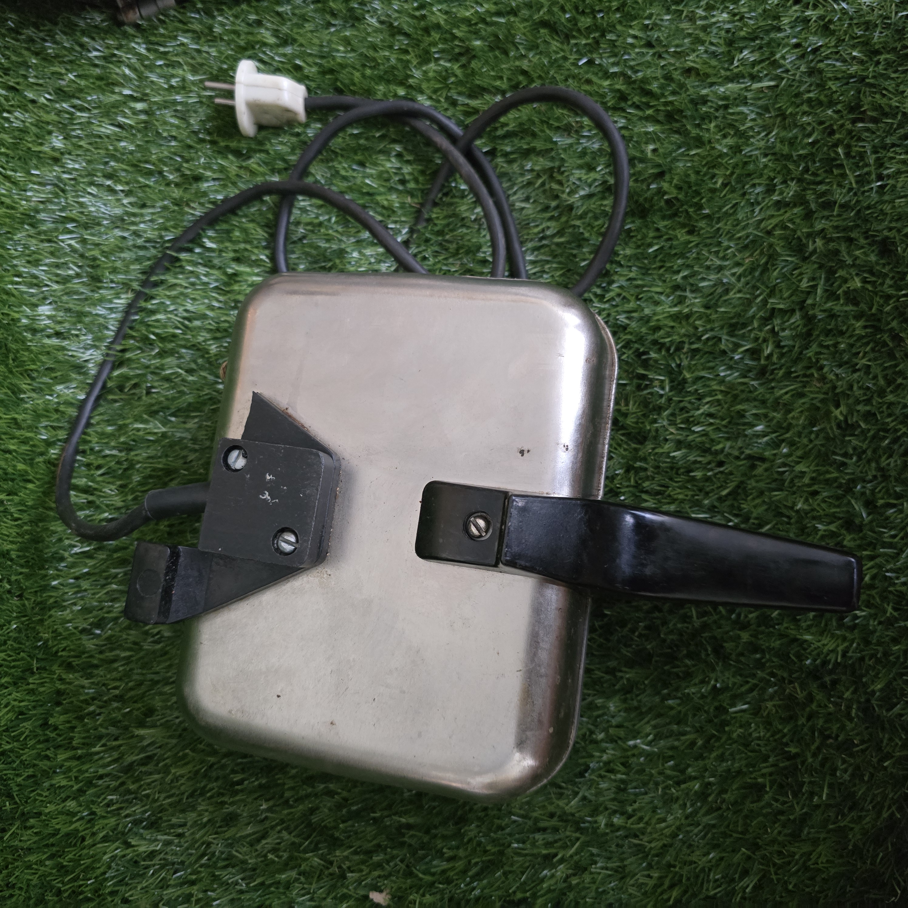 Senovinė elektrinė vaflinė su laidu