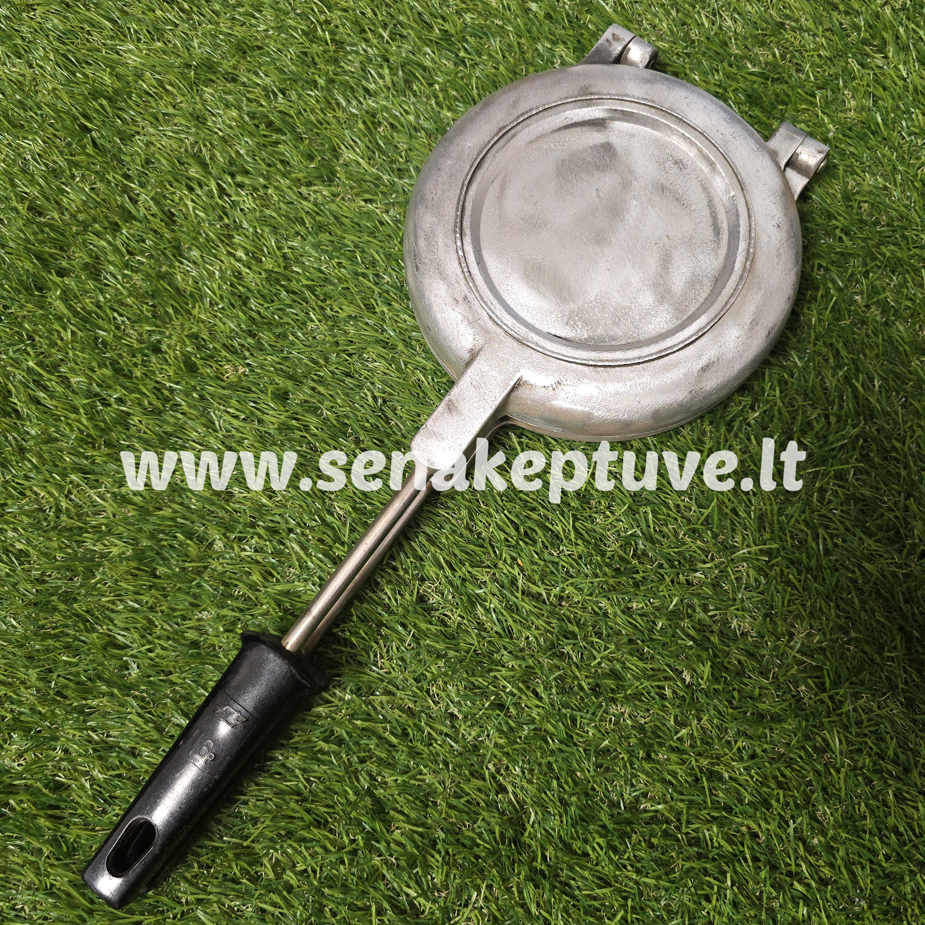 Senovinė asorti (4 grybukai, 4 kankorėžiai, 3 riešutėliai, 2 kriaušės) keptuvė