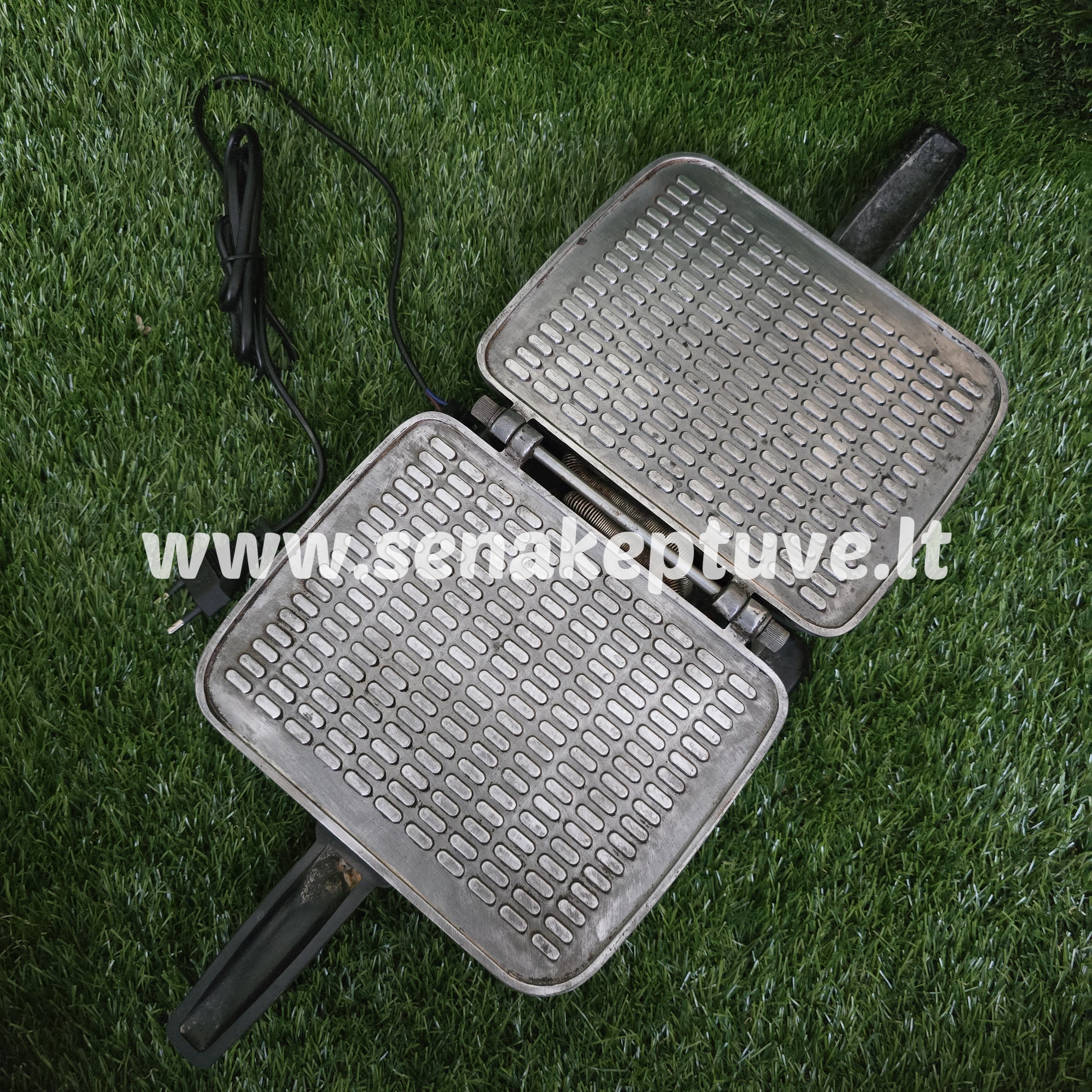 Senovinė elektrinė vaflinė su laidu (kliba rankena)