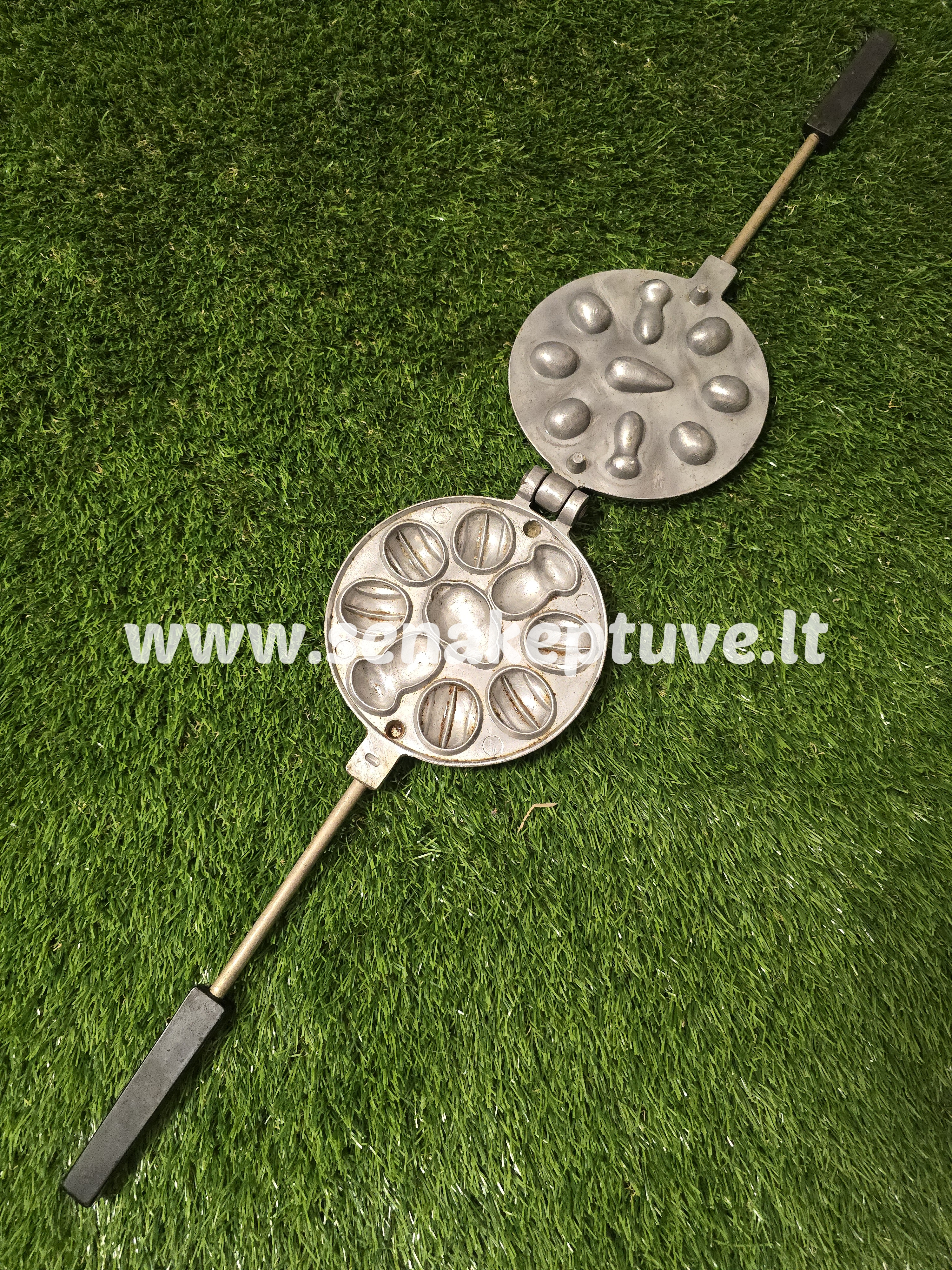 Senovinė asorti (2 grybukai, 1 kankorėžis, 6 riešutėliai) keptuvė