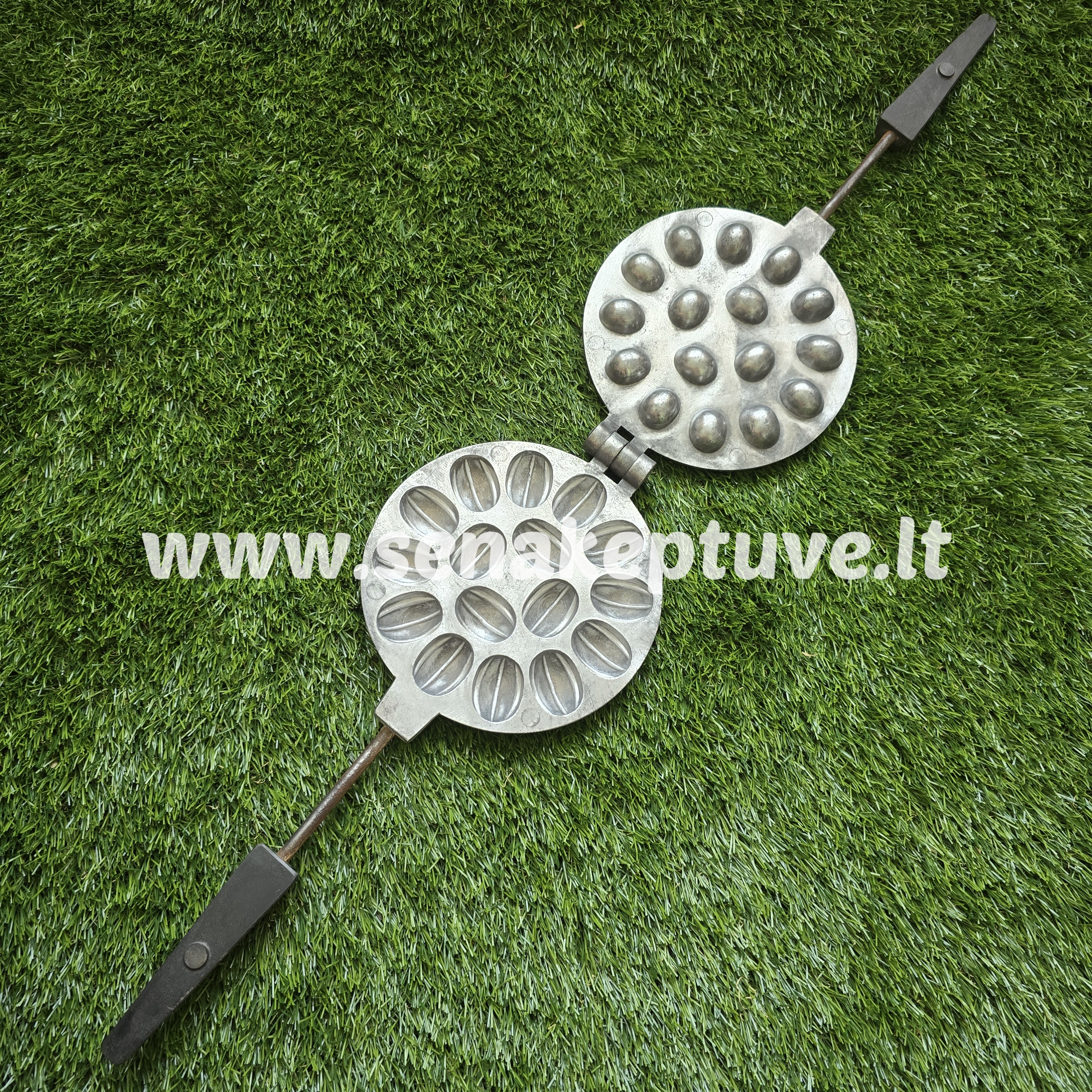 Senovinė riešutėlių keptuvė