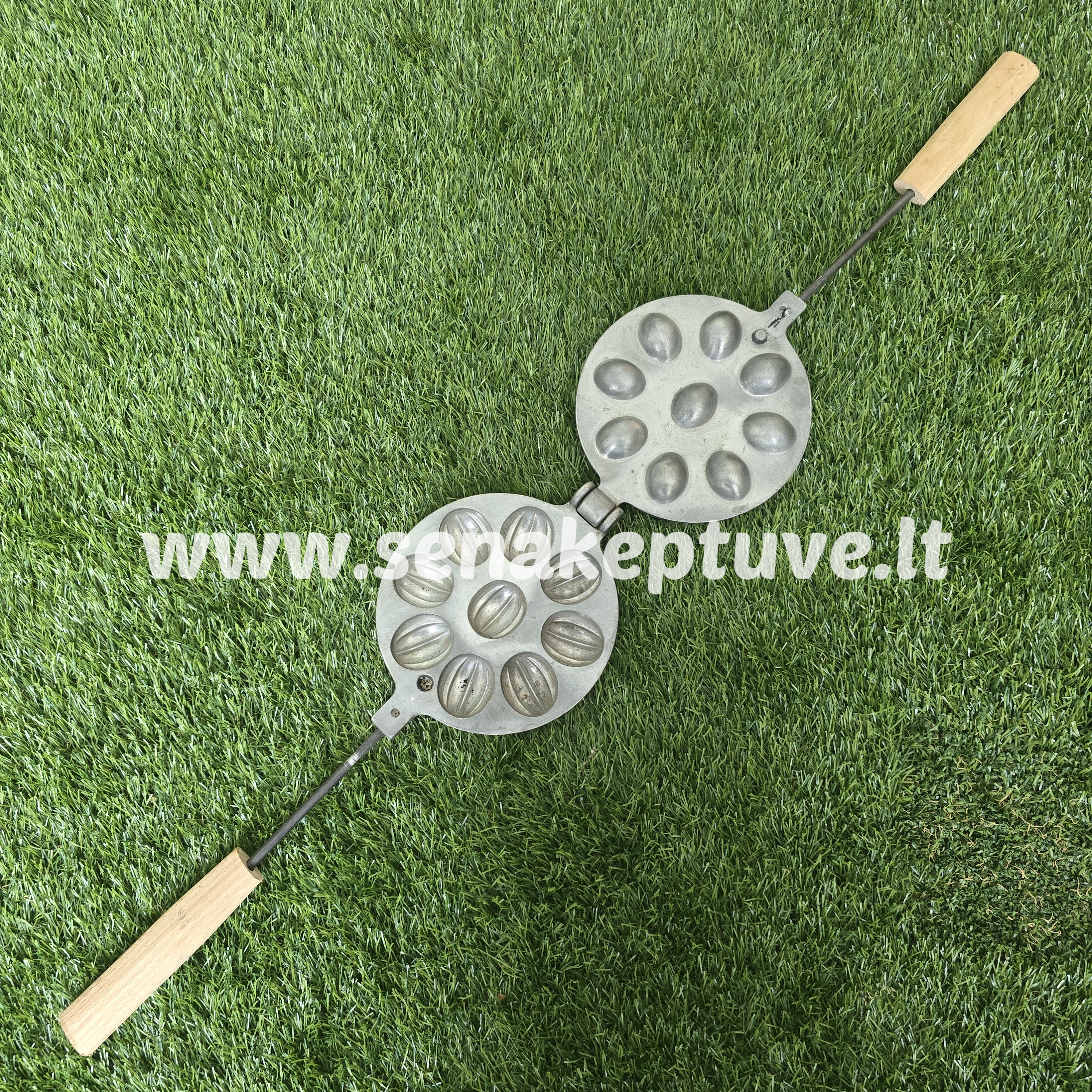 Senovinė riešutėlių keptuvė