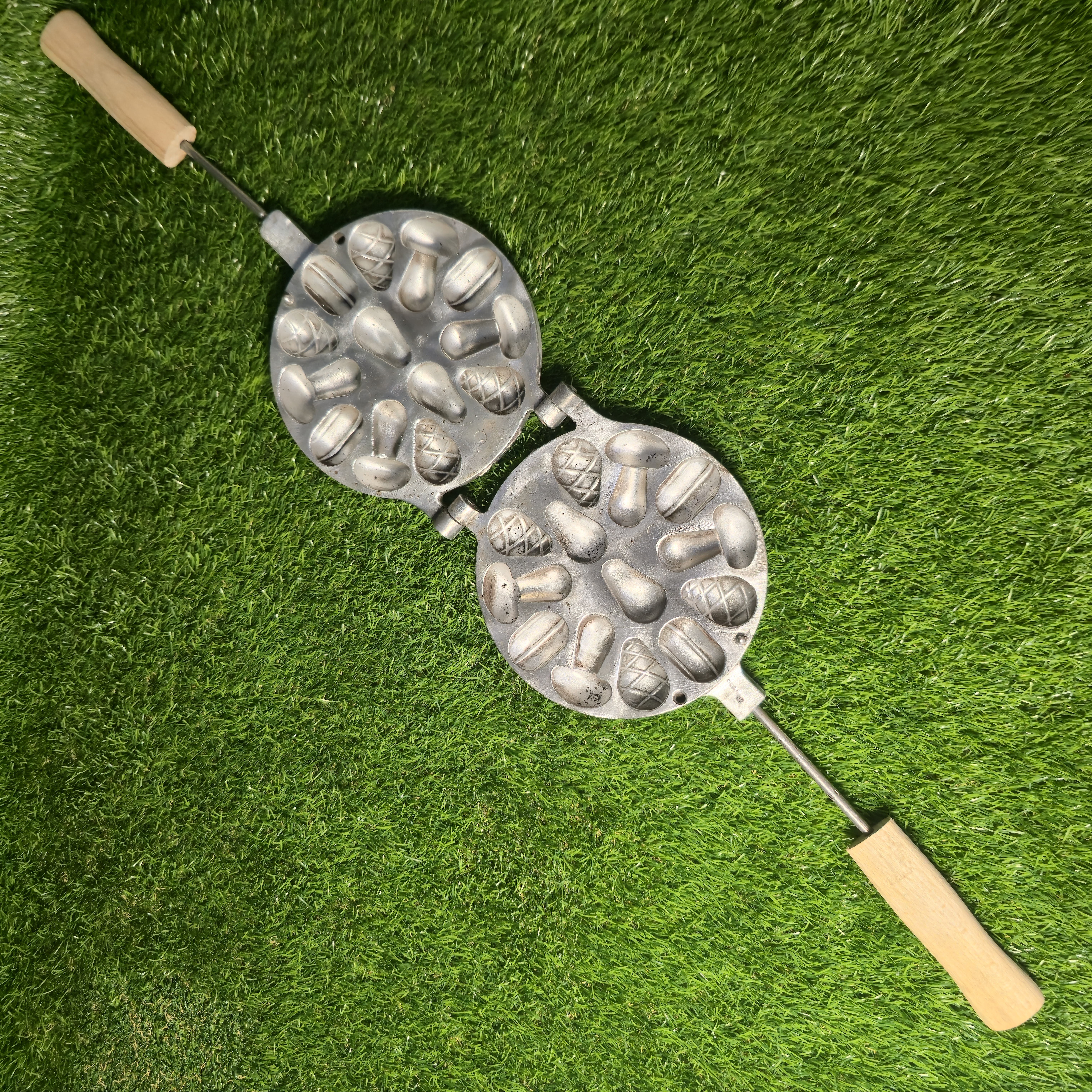 Senovinė  (4 grybukai, 4 kankorėžiai, 3 riešutėliai, 2 kriaušės) keptuvė