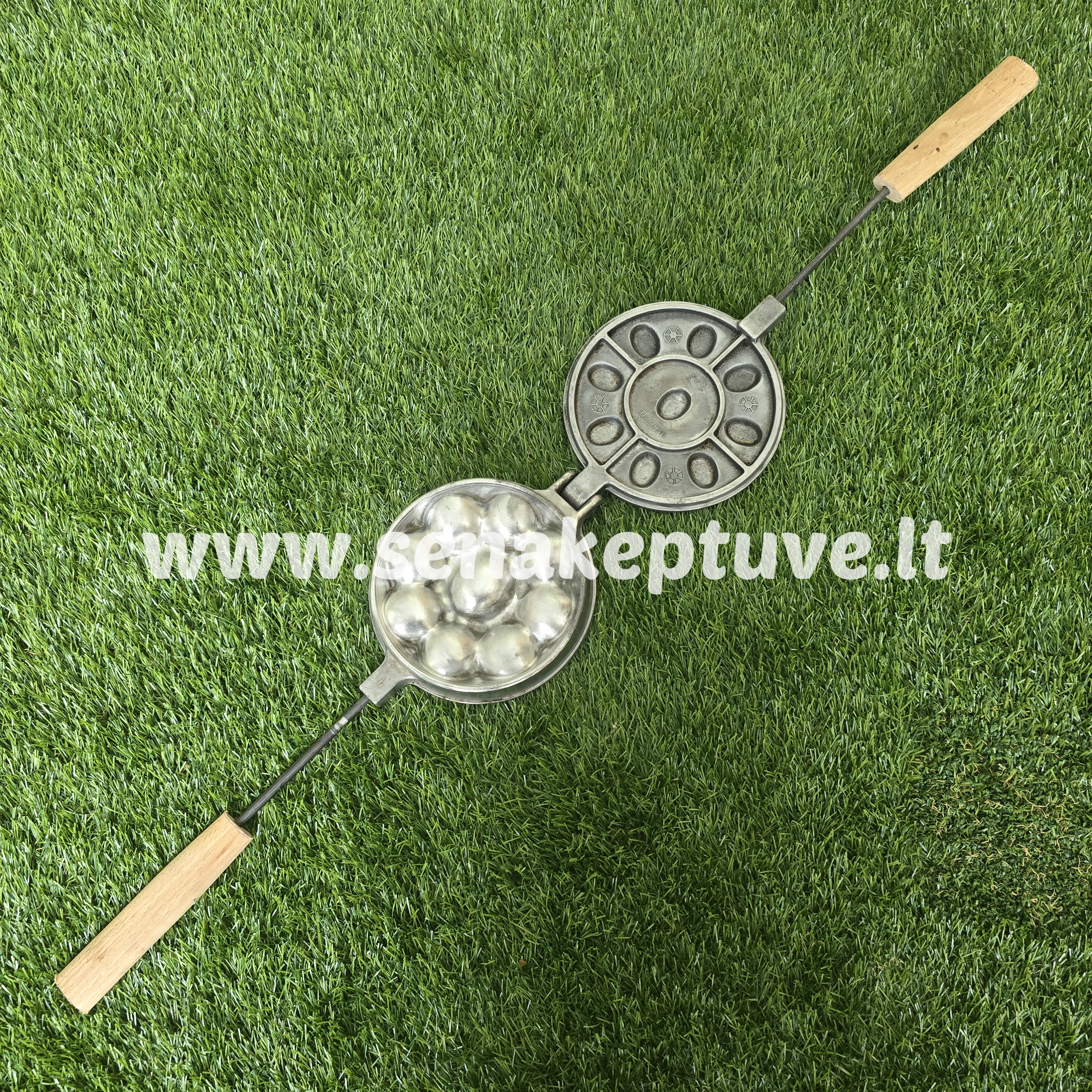 Senovinė riešutėlių keptuvė