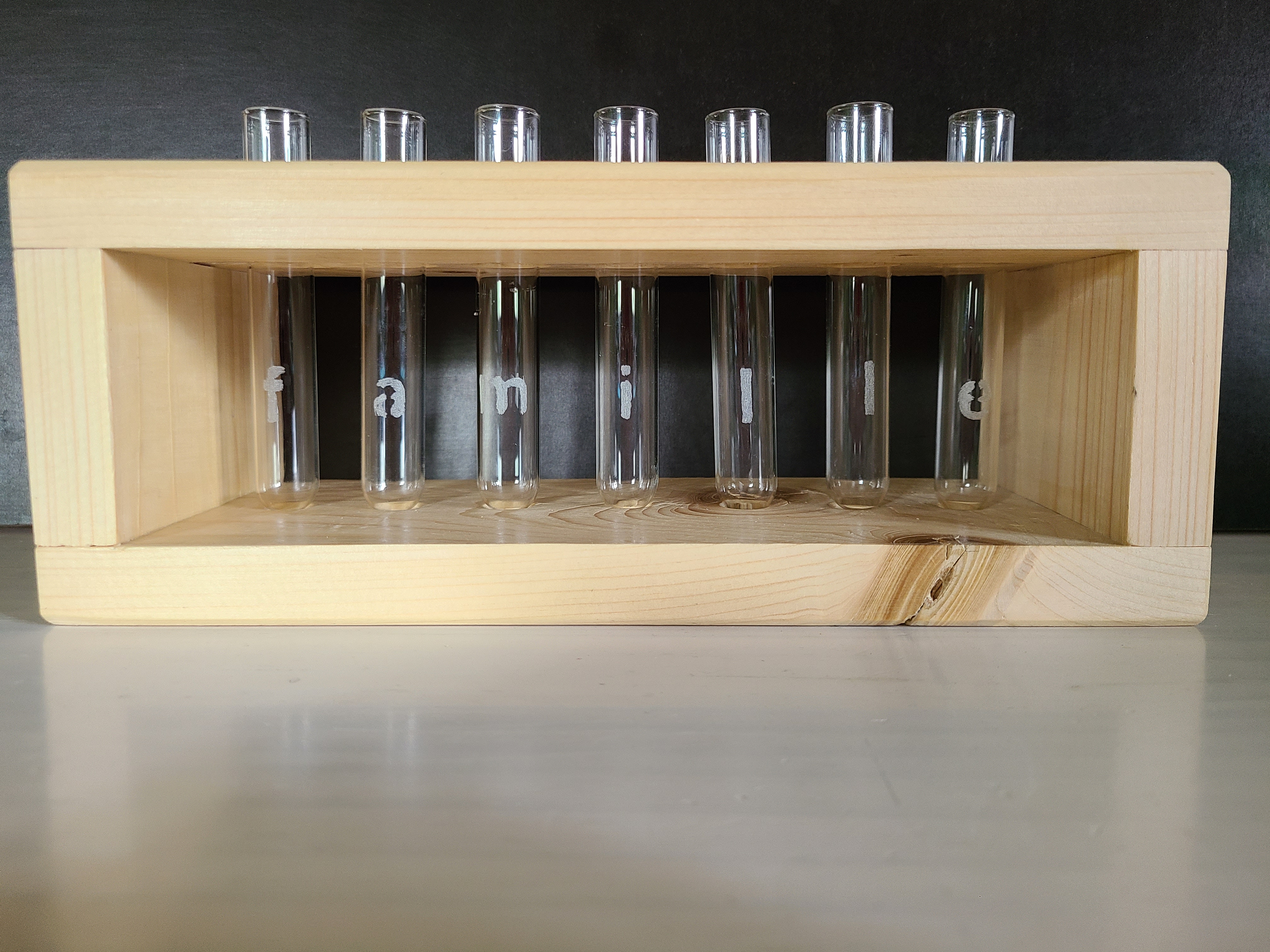 Soliflore avec tubes à essai en verre gravé