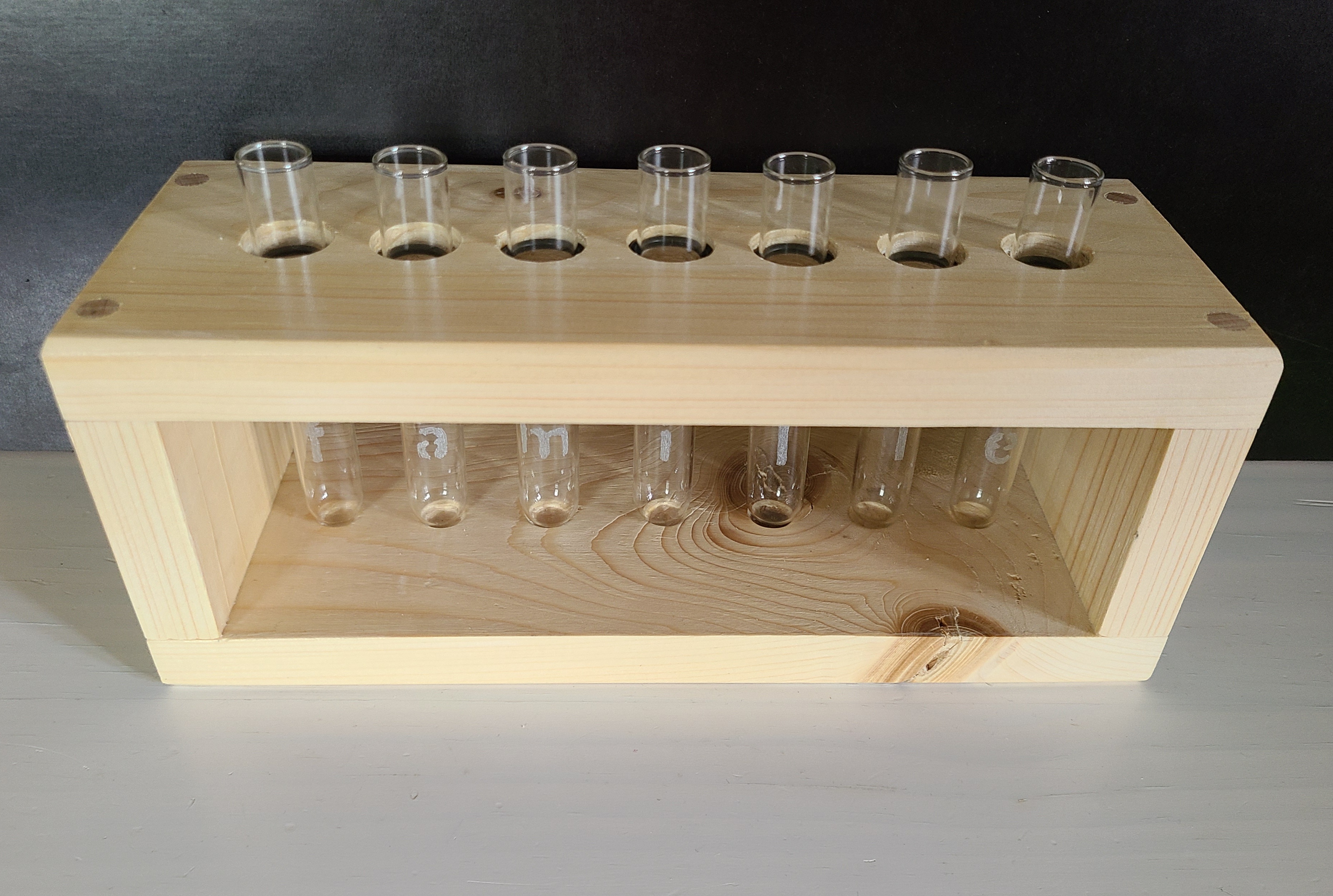 Soliflore avec tubes à essai en verre gravé