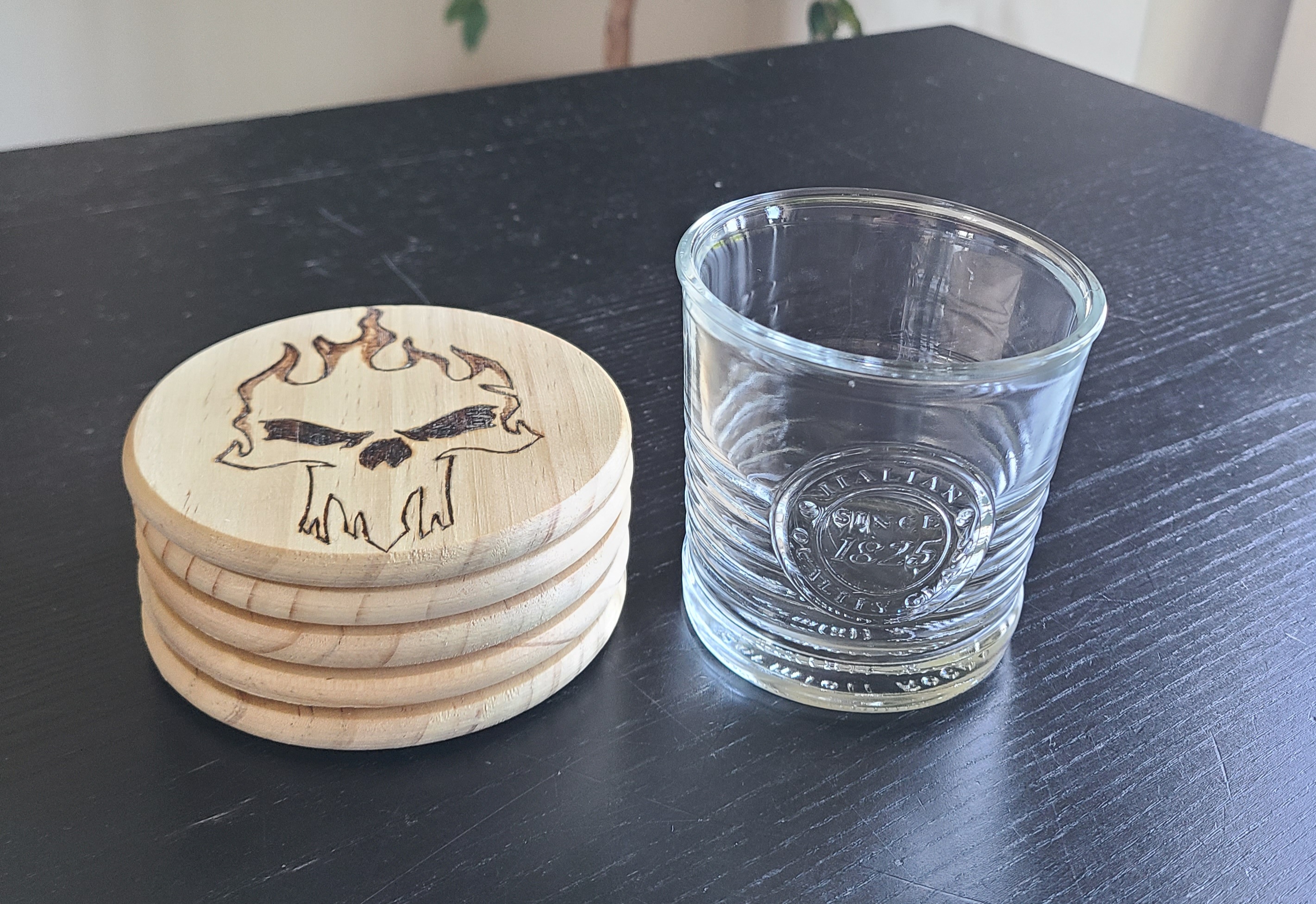 Sous-verre en bois tête de mort