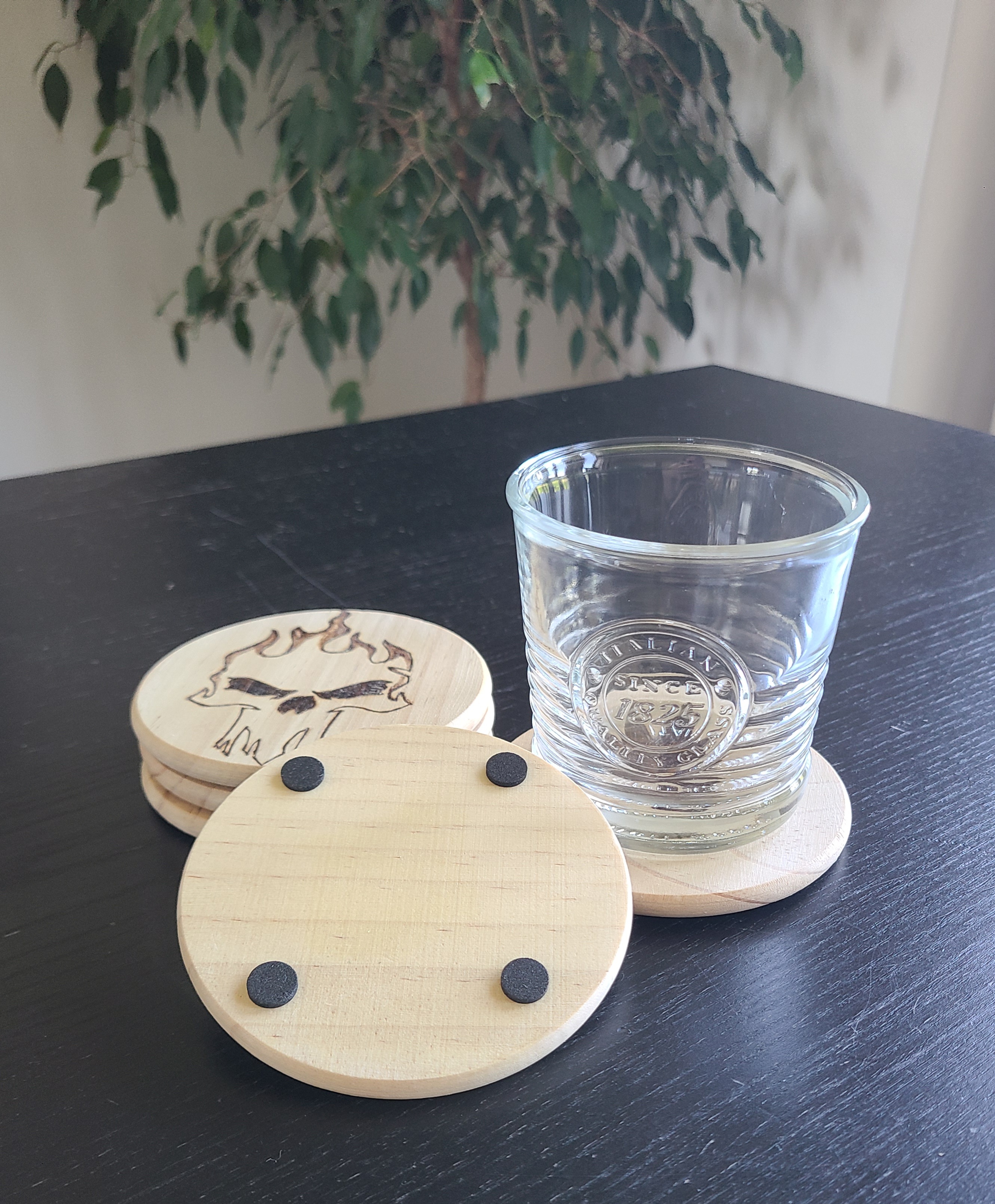 Sous-verre en bois tête de mort