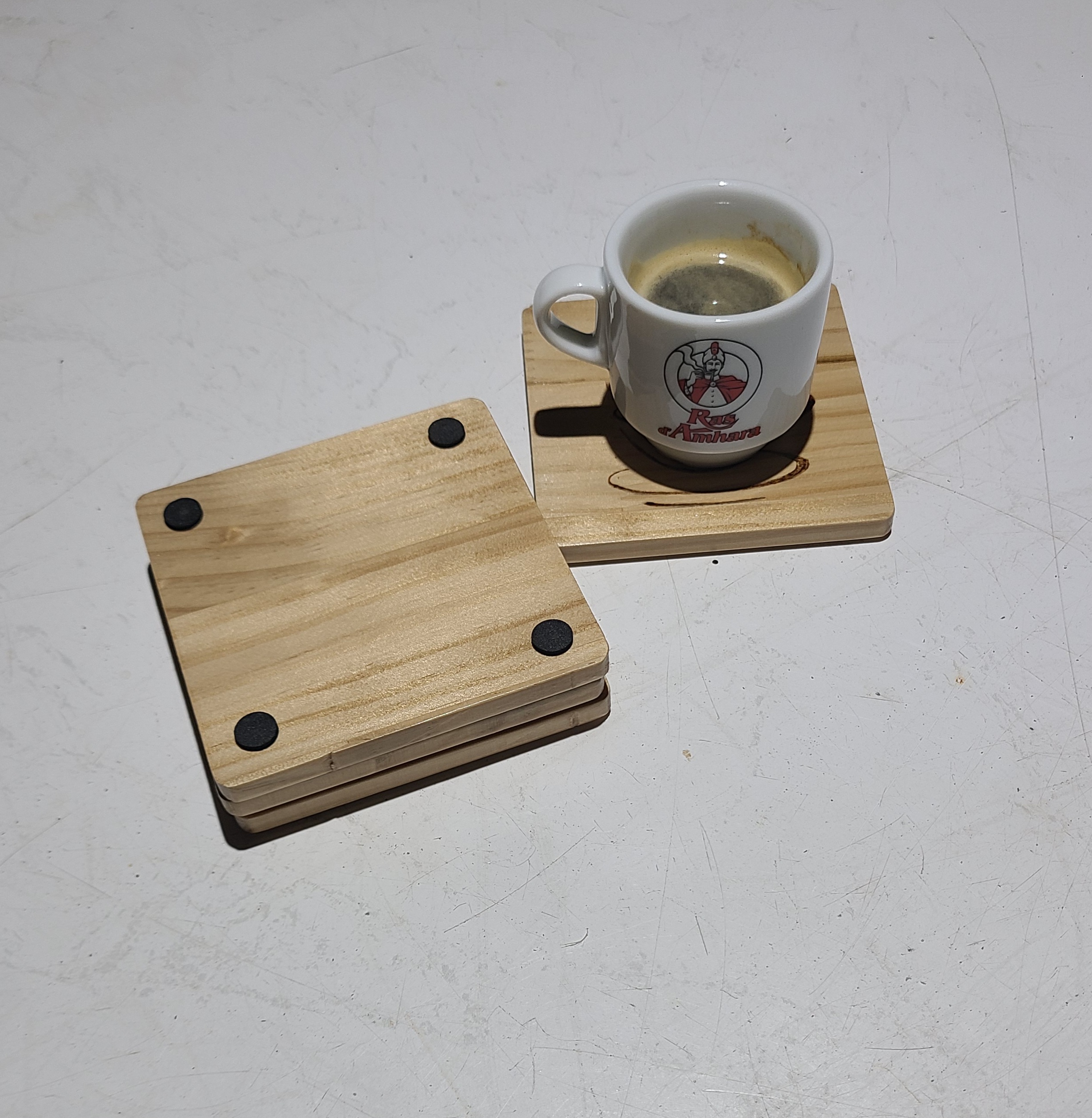 Ensemble de sous-tasses à café en bois à motif
