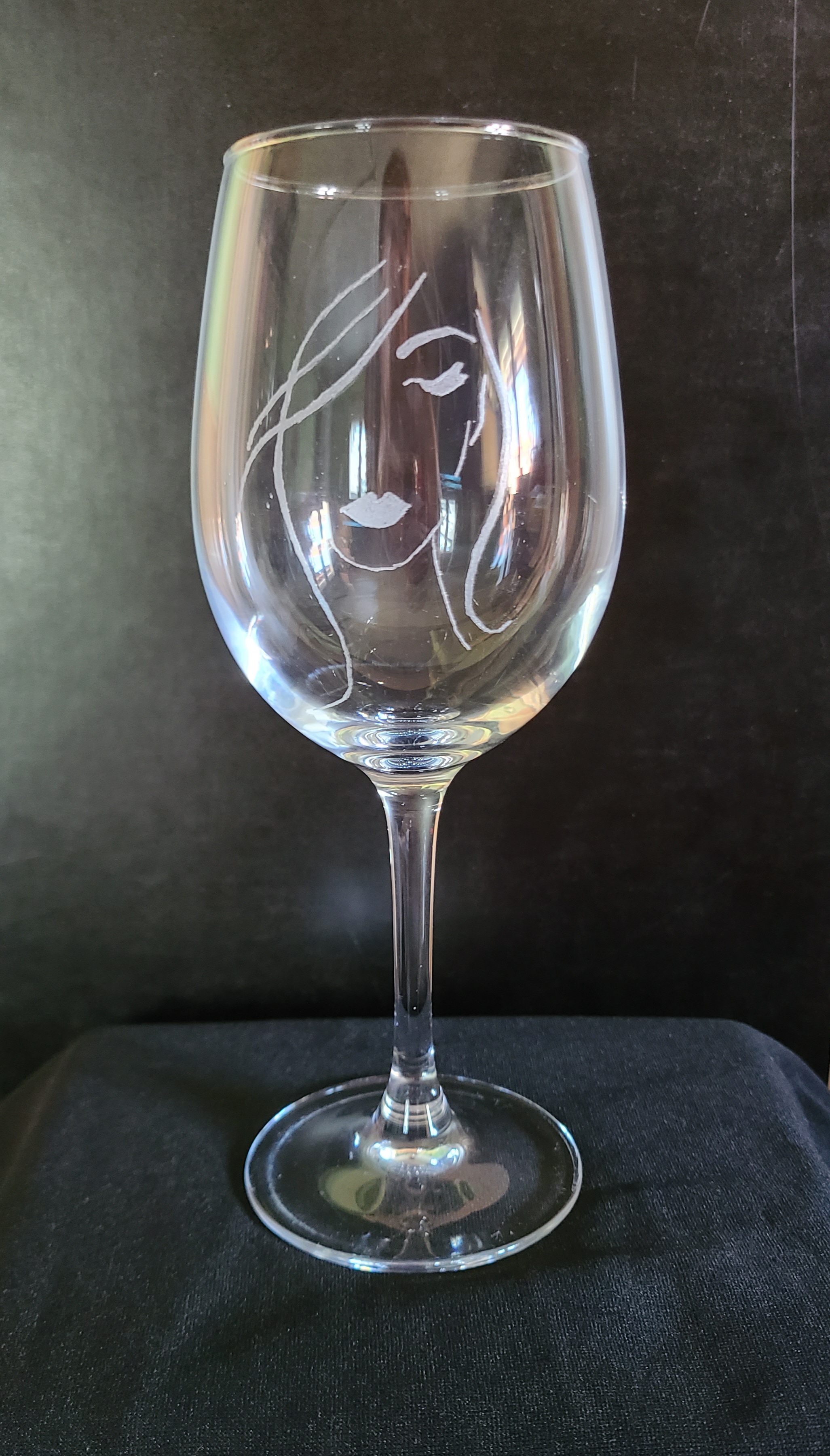 Verre à vin gravé " silhouette "