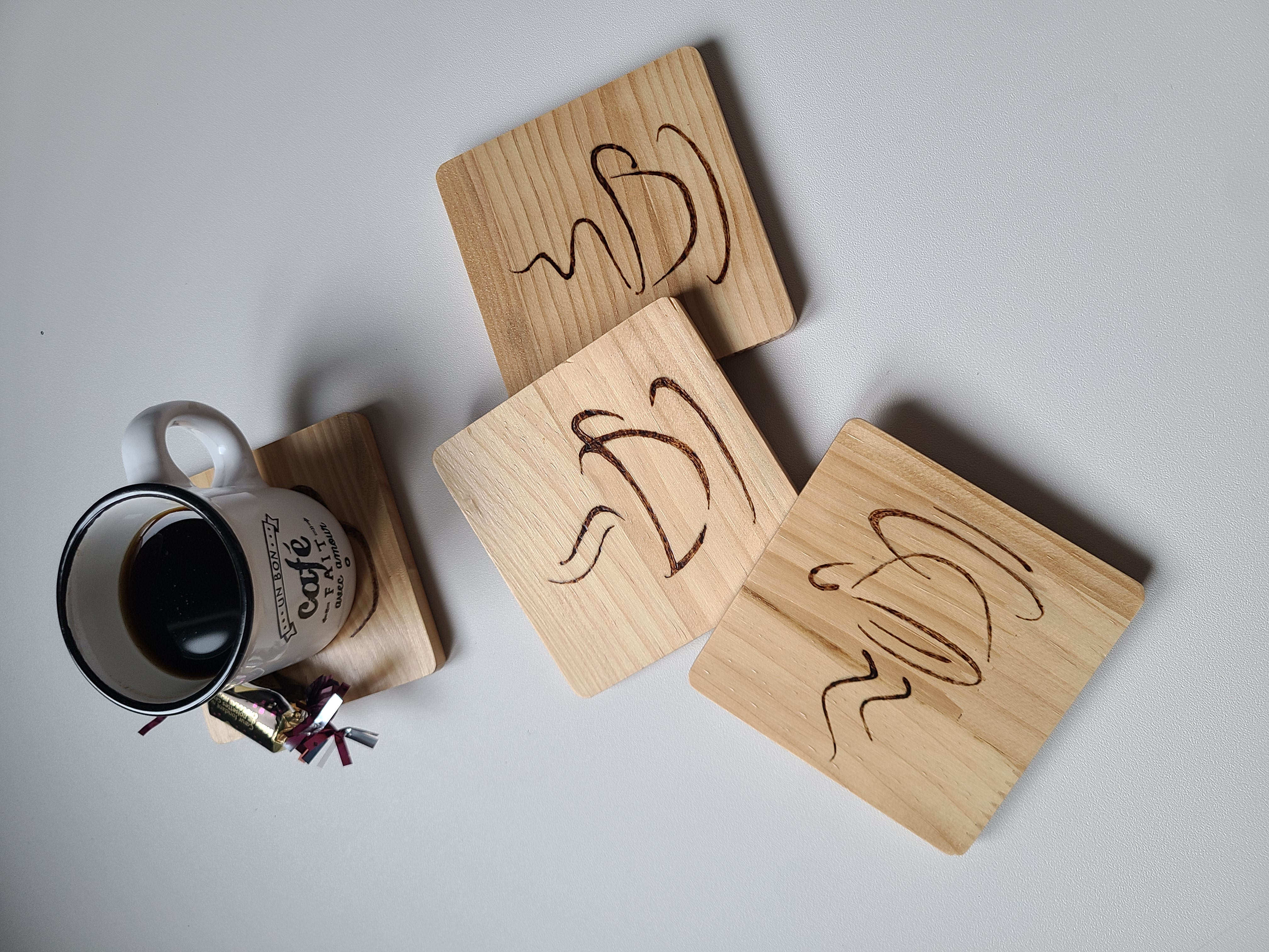 Ensemble de sous-tasses à café en bois à motif