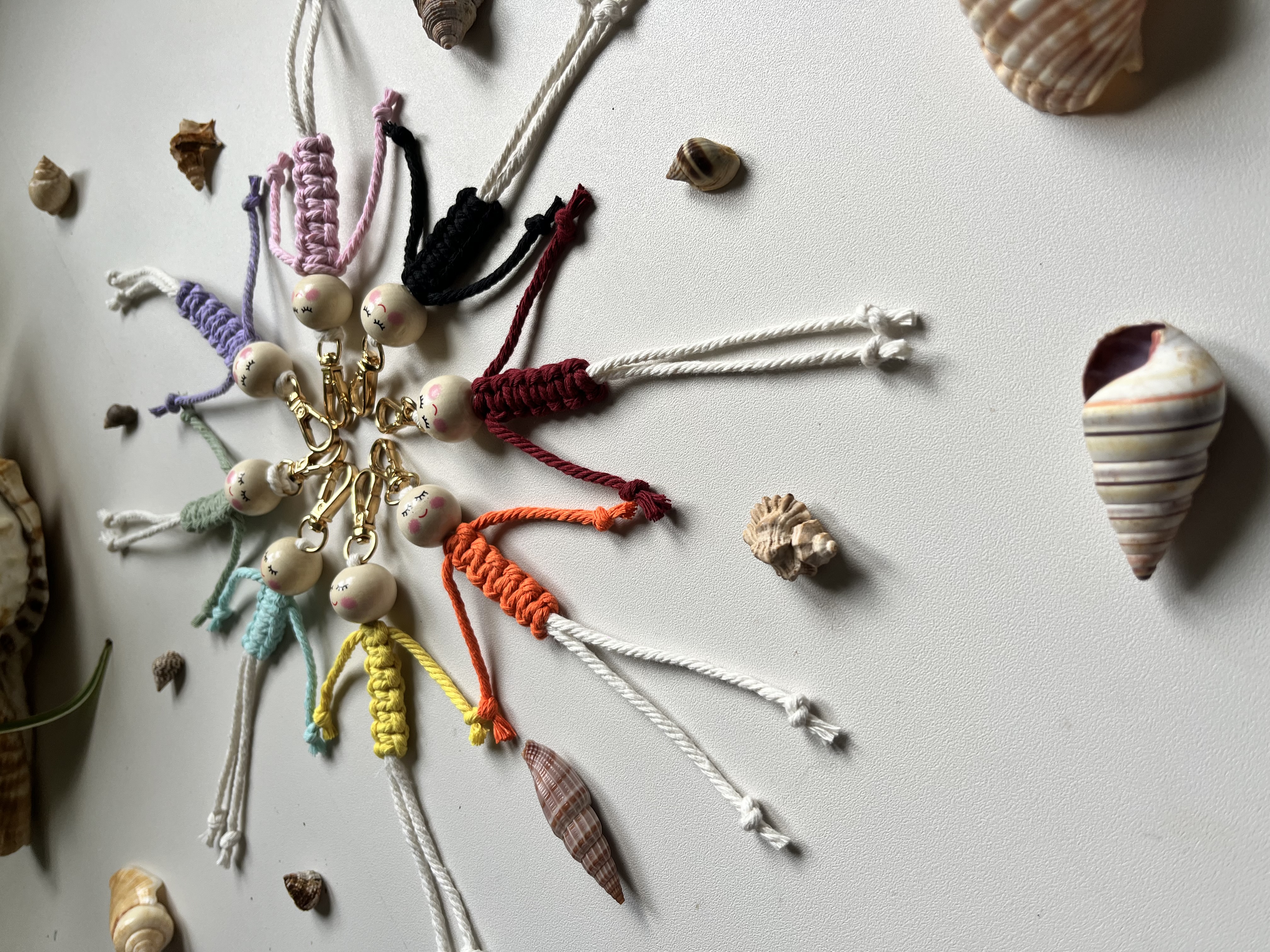 Porte-clefs bonhomme en macramé à personnaliser