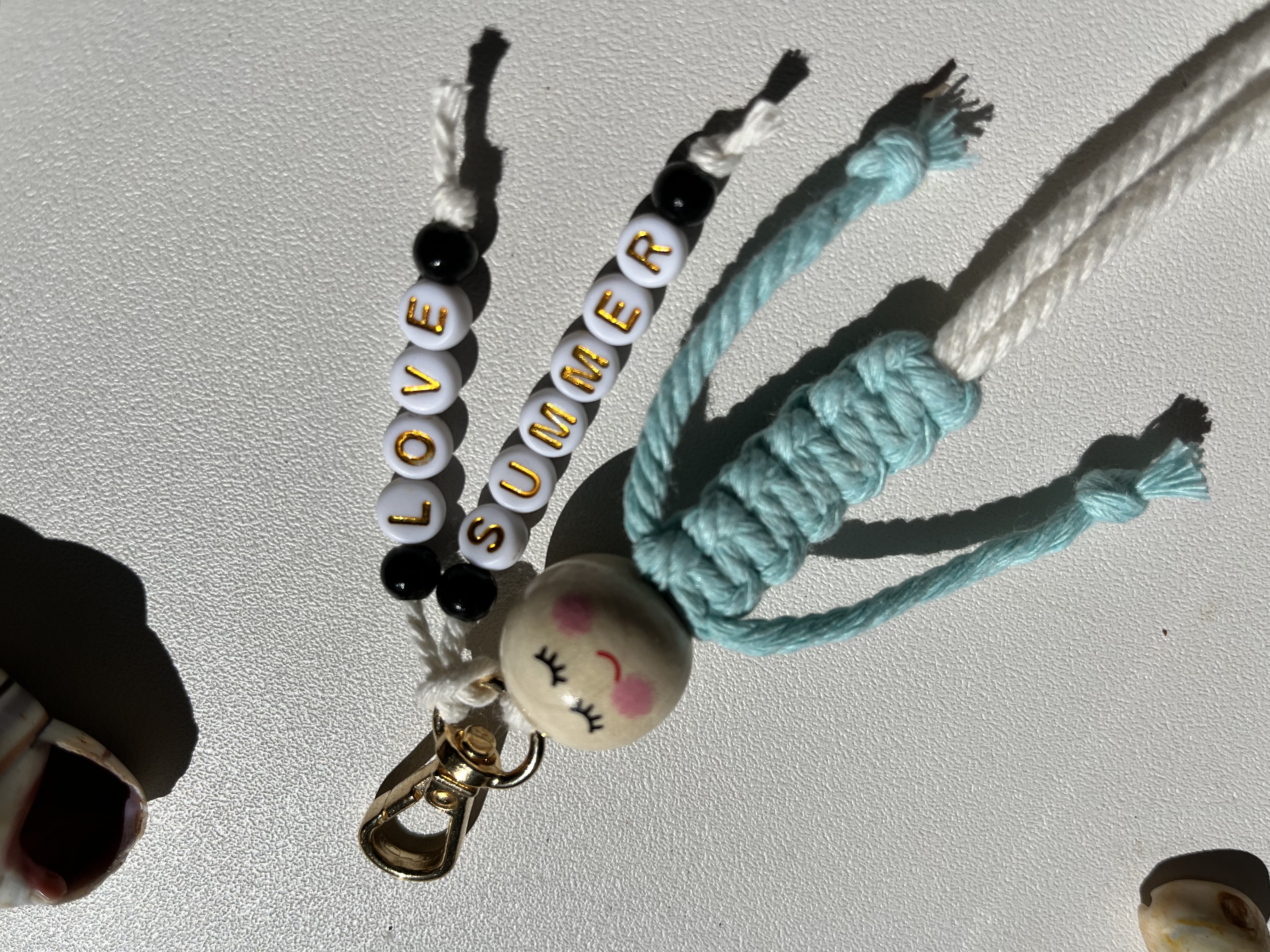 Porte-clefs bonhomme en macramé à personnaliser
