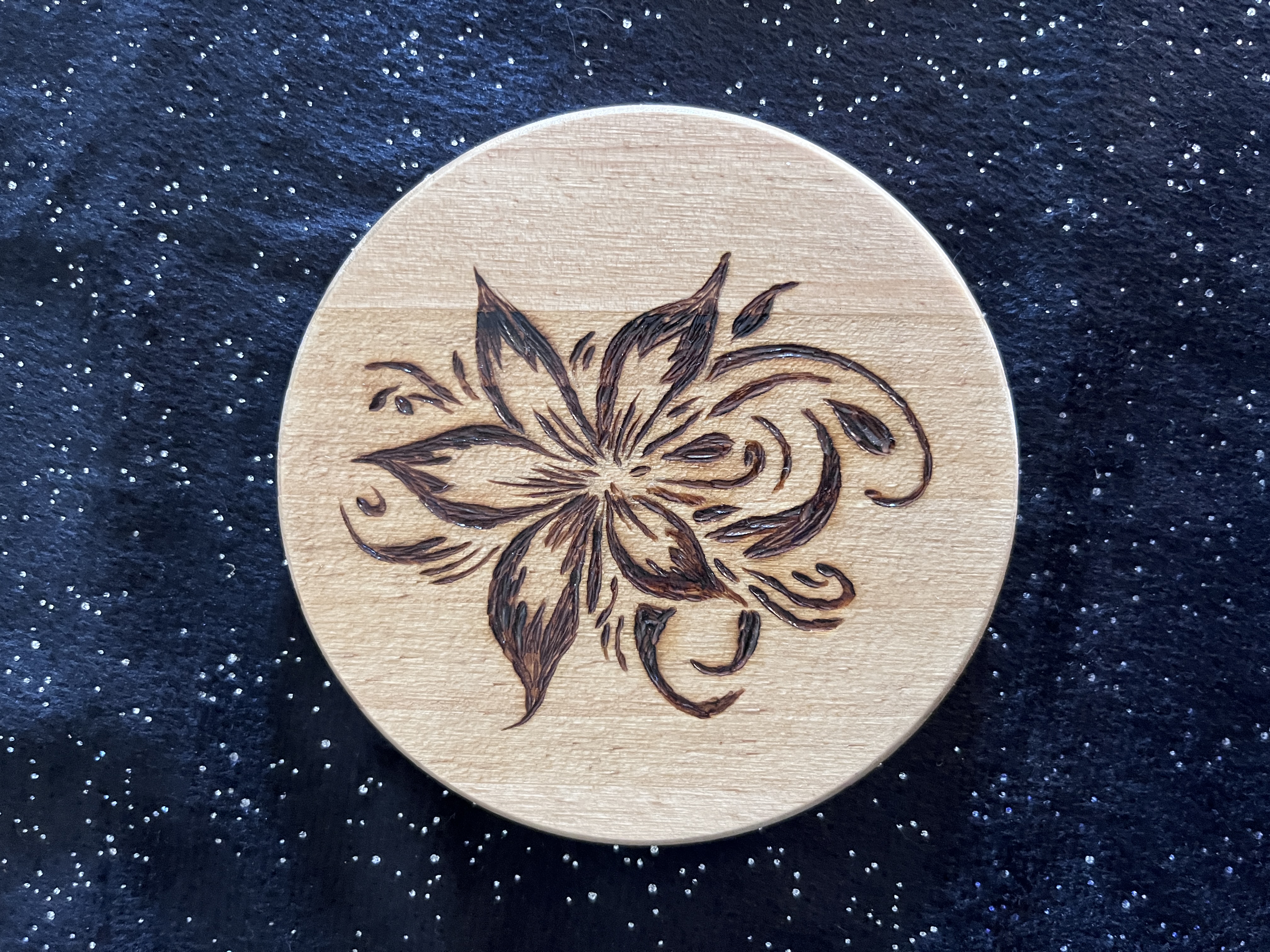 Dessous de verre en bois gravé fleurs