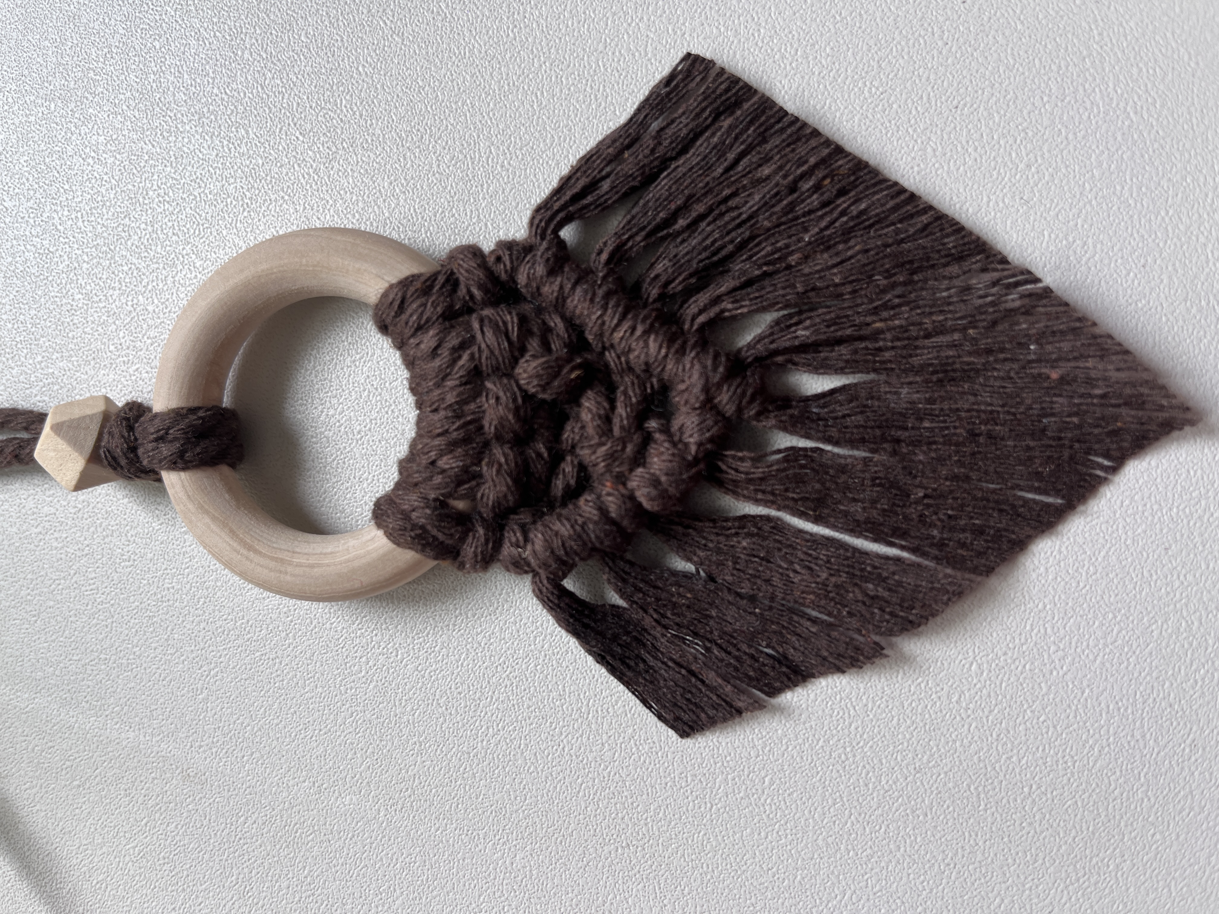 Décoration pour voiture en macramé 