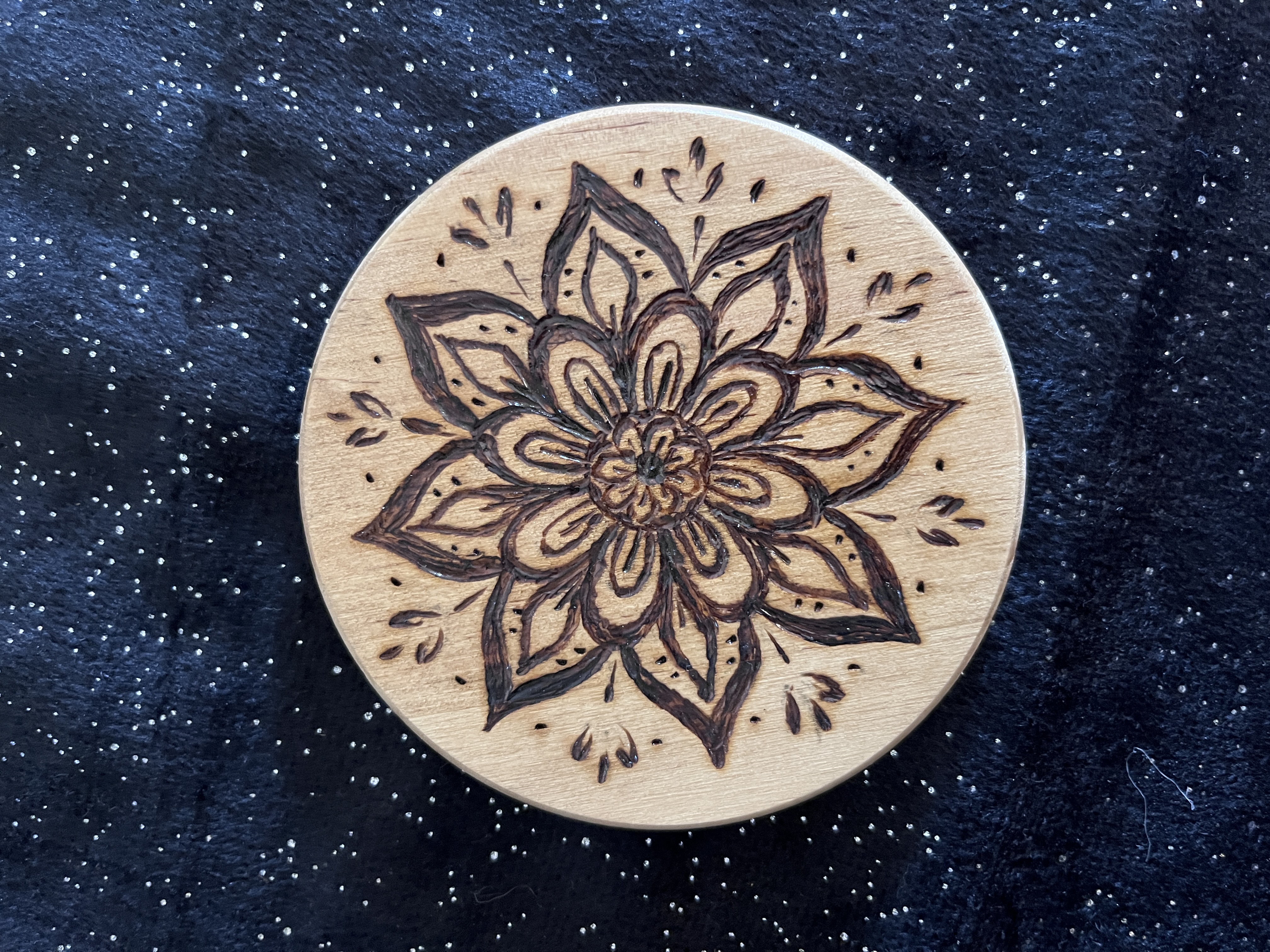 Dessous de verre en bois gravé fleurs