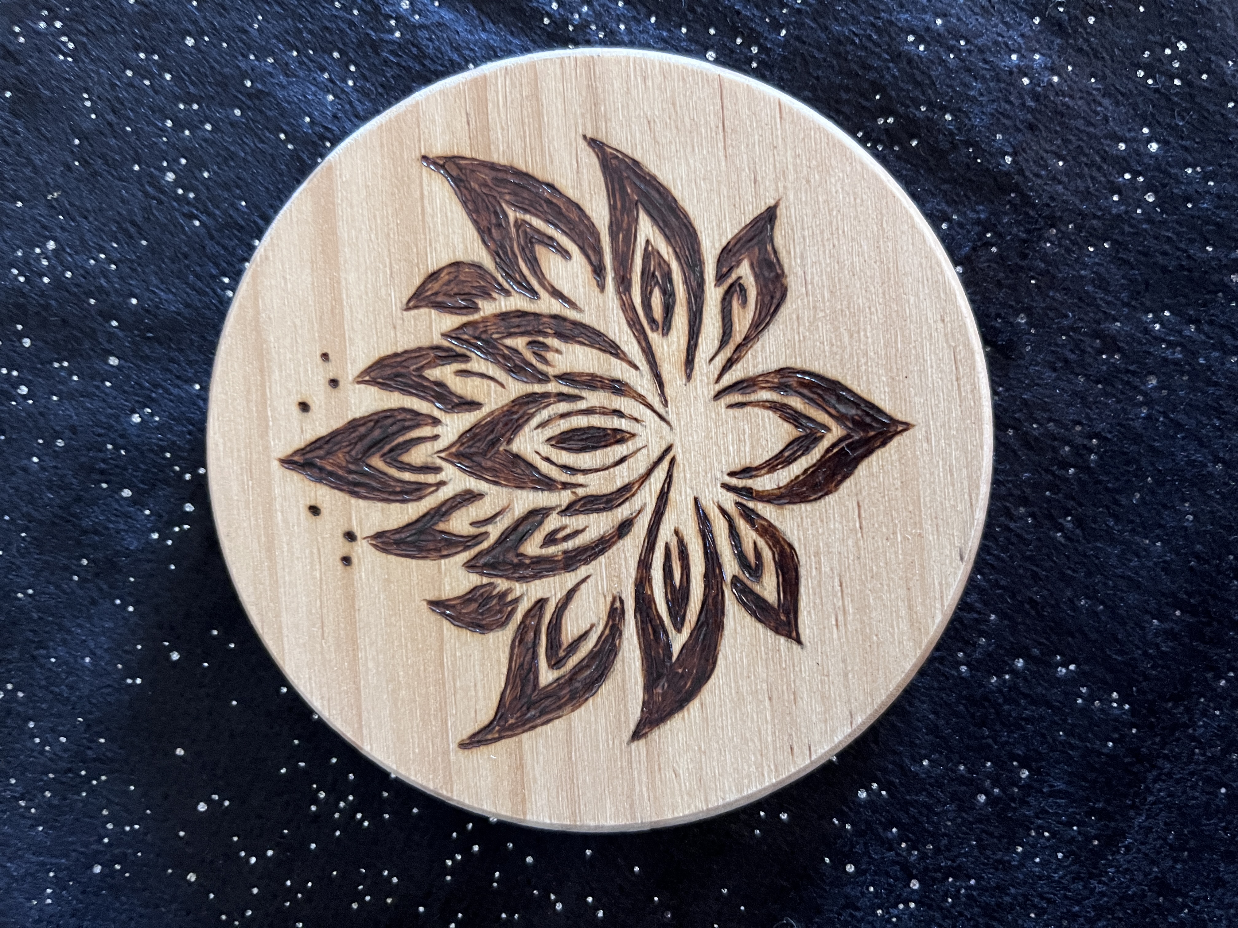 Dessous de verre en bois gravé fleurs