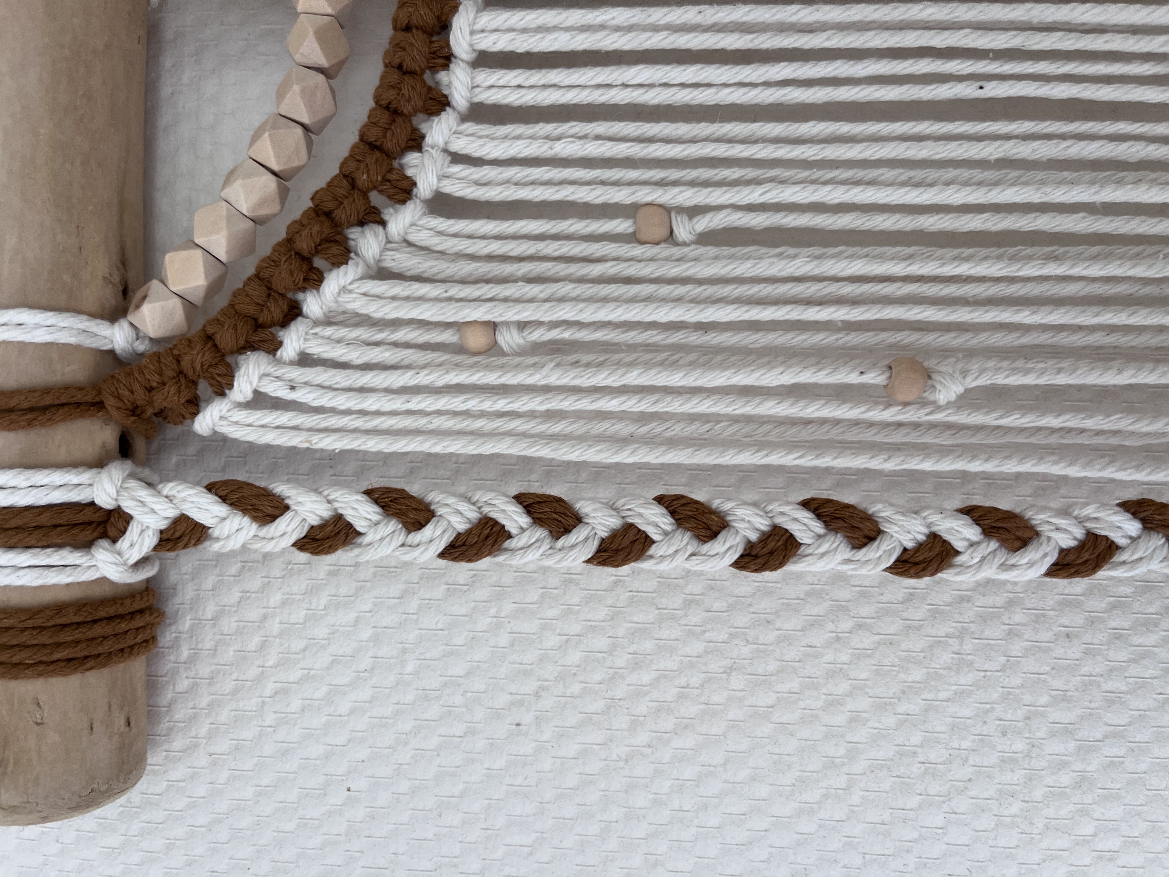 Décoration murale en macramé