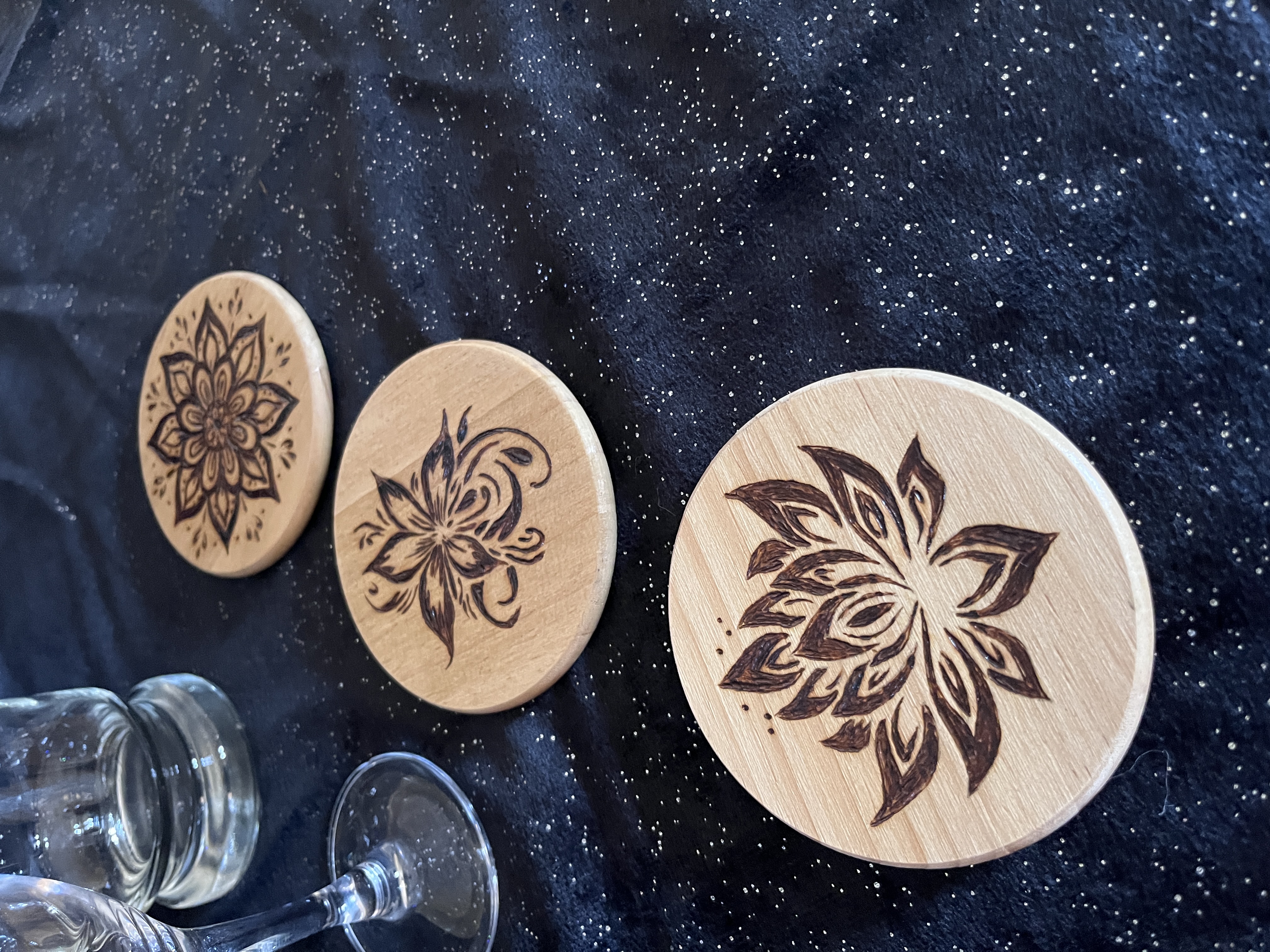 Dessous de verre en bois gravé fleurs